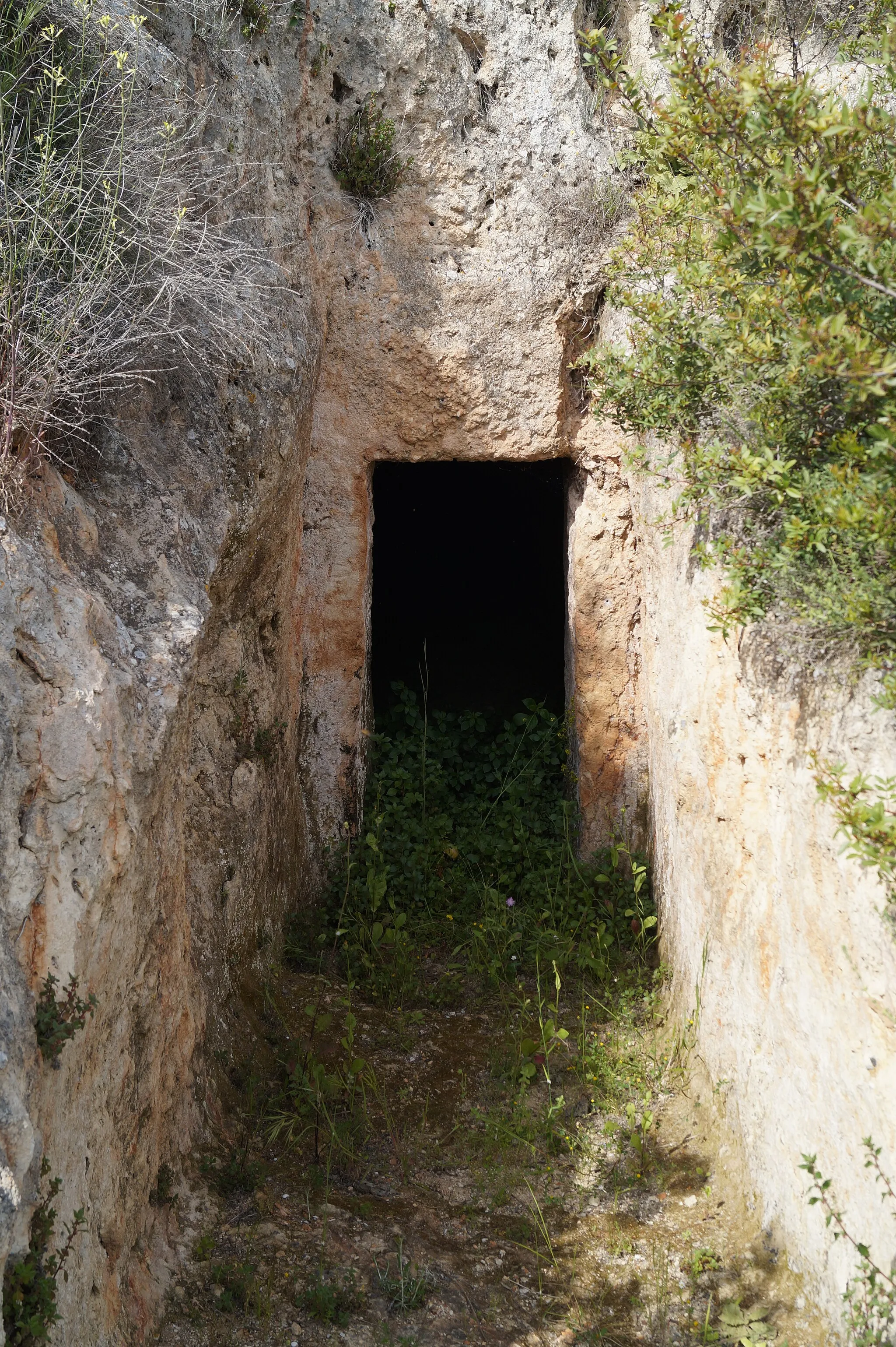 Photo showing: Aidonia, Corinthia, Greece: Mycenaean cemetery of Aidonia, dromos of tomb 4.