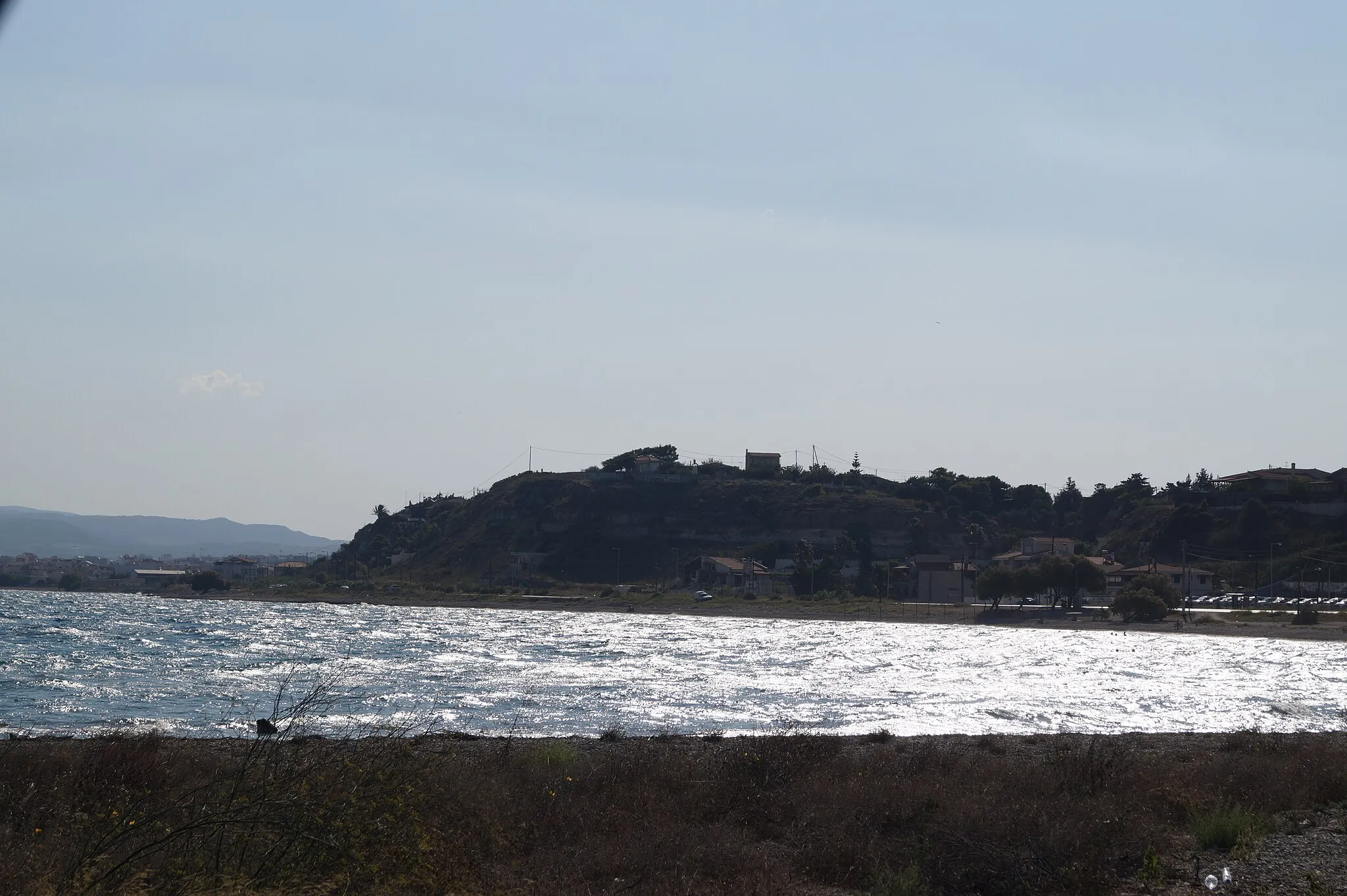 Photo showing: Korinth, Griechenland: Blick von Lechaion, dem antiken Hafen von Korinth nach Osten auf den Hügel auf dem sich die Ausgrabung von Korakou befindet.