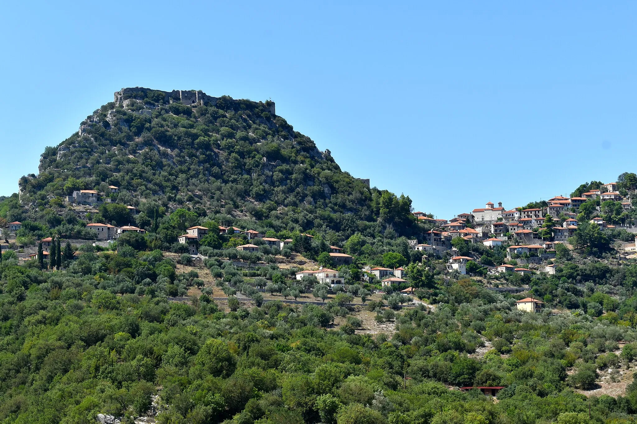 Photo showing: On the left the Frankish castle can be seen whereas the main church of the village, Zoodochos Pigi, is located on the right. The modern village in its current form dates from the Ottoman era and appears on the right of the image.