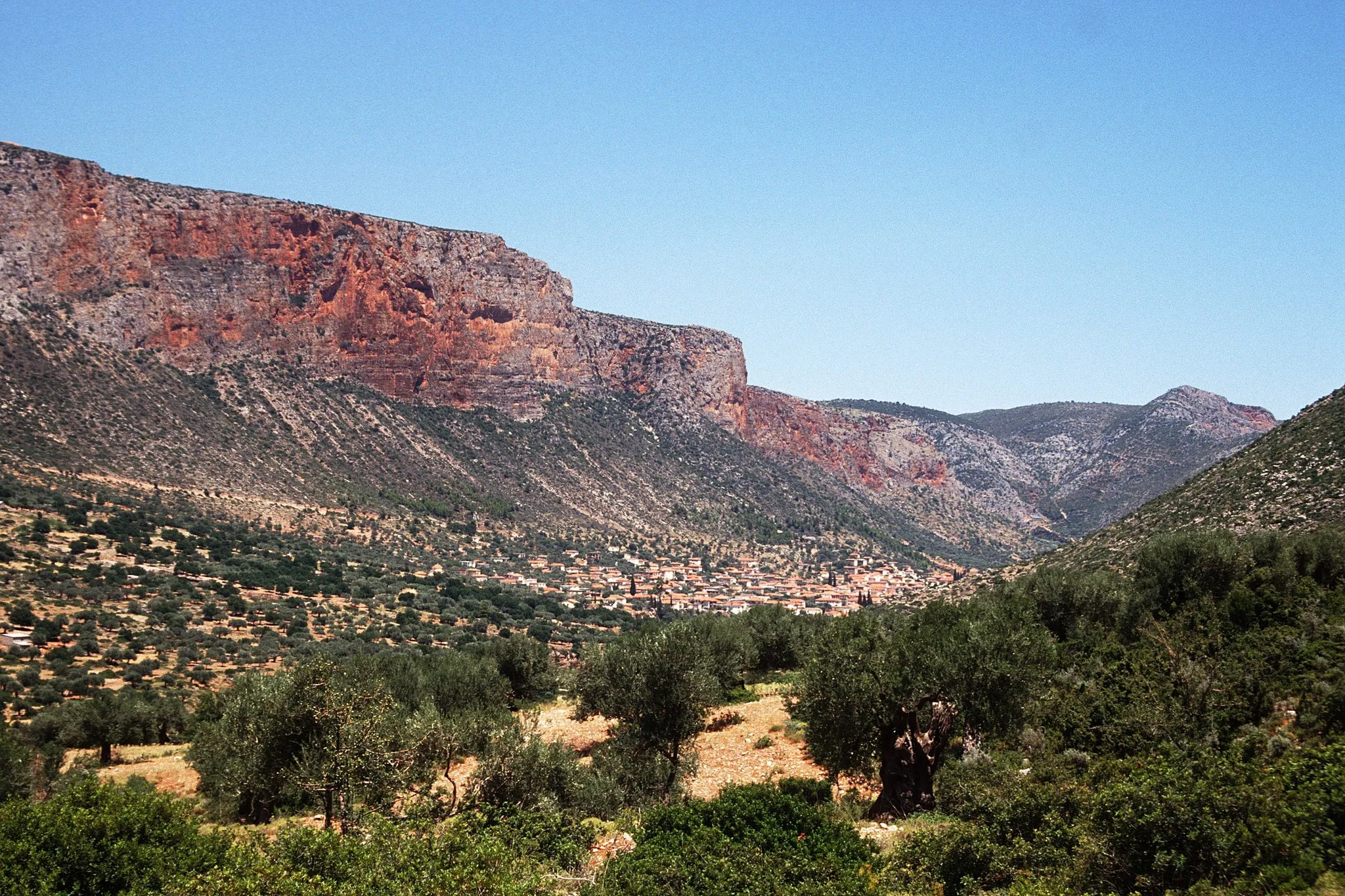 Photo showing: Landscape around Leonidi in Arcadia, view from the west to the village. (Scan from slide)