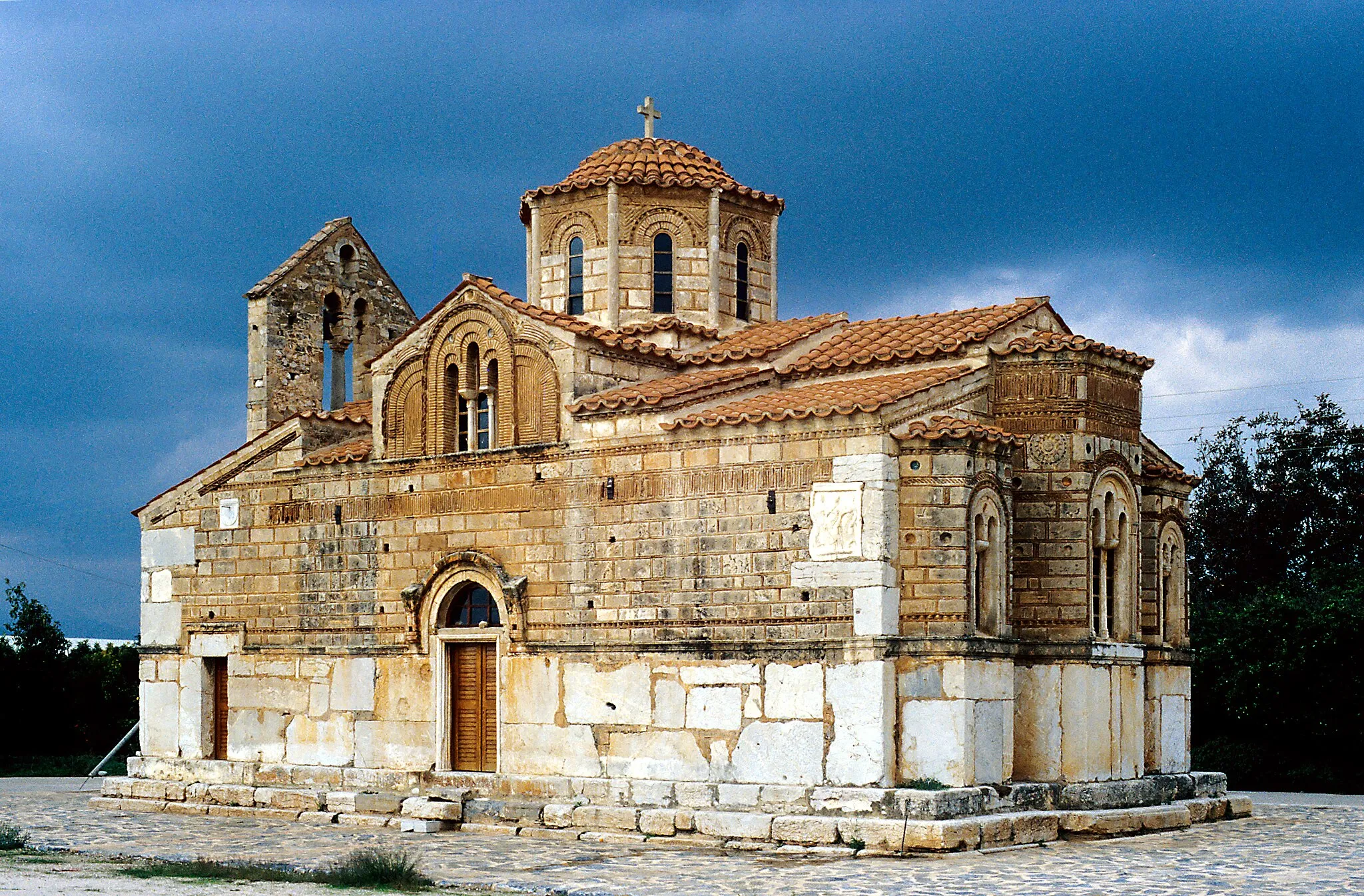 Photo showing: Byzantinische Kirche in der Nähe von Tíryntha, das Mauerwerk scheint aus wiederverwendeten Steinen von antiken Gebäuden zu bestehen.