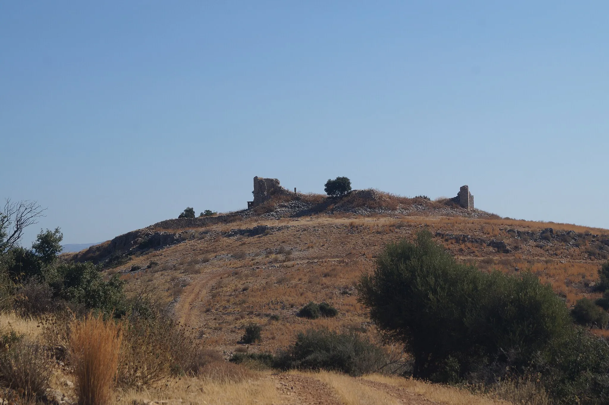 Photo showing: Myloi, Argolida, Greece: View from west on the redoubt of the Castle of Kiveri.