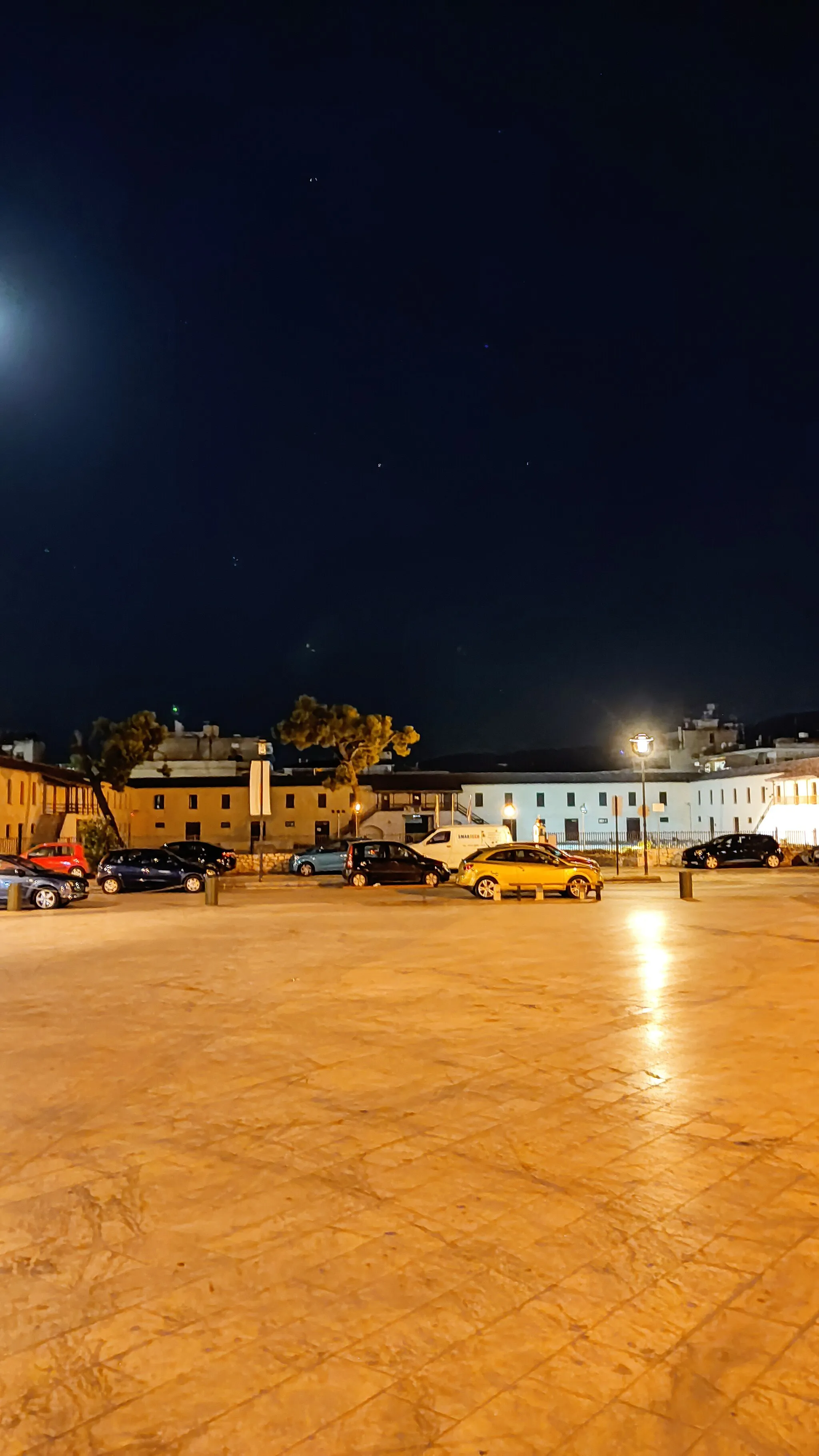 Photo showing: A night view of Capodistria's Barracks in Argos.