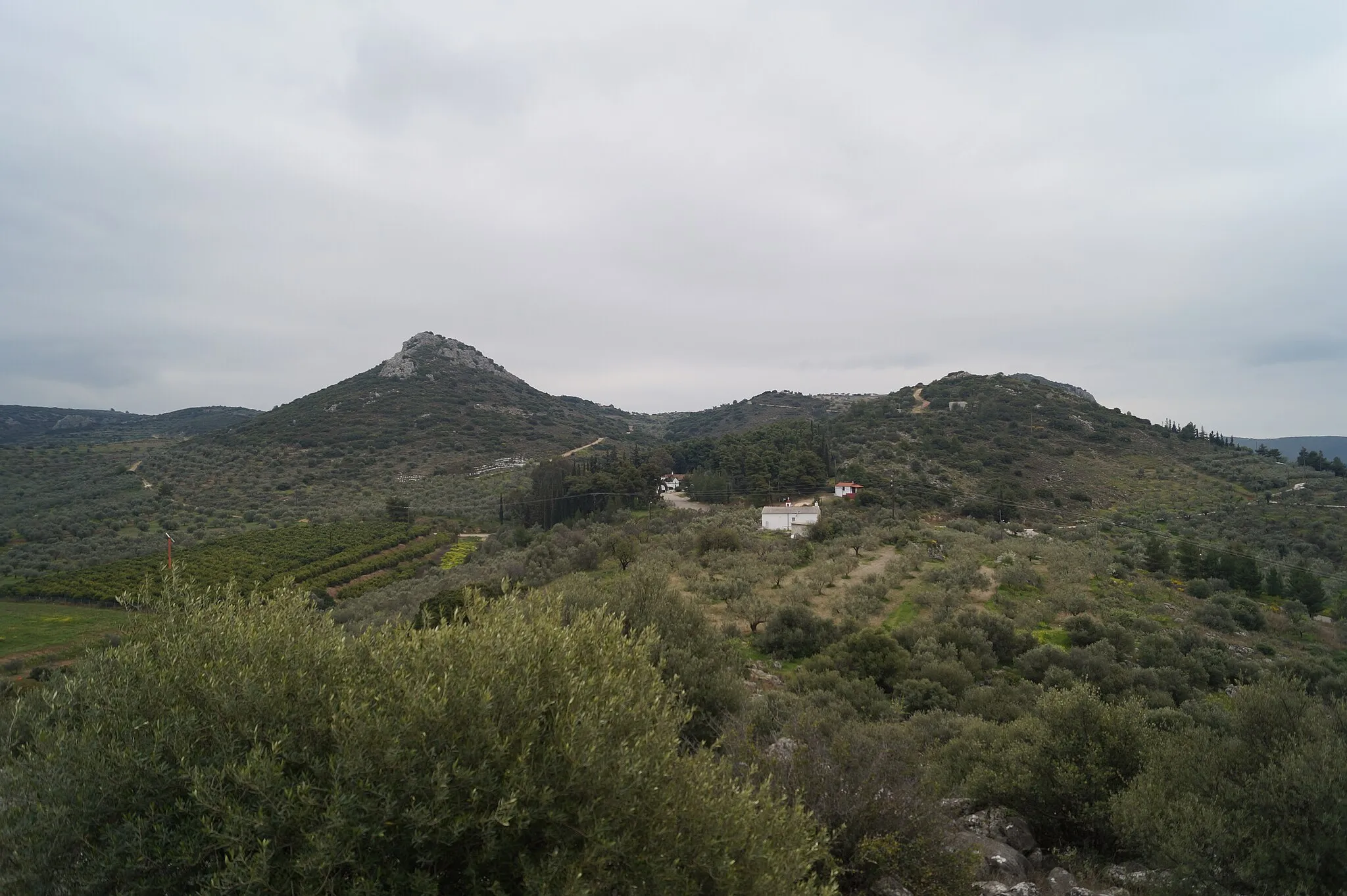 Photo showing: Agios Adrianos, Argolis, Greece: View from the Fort of Katsingri to the south on the pilgrimage church of Agios Georgios.