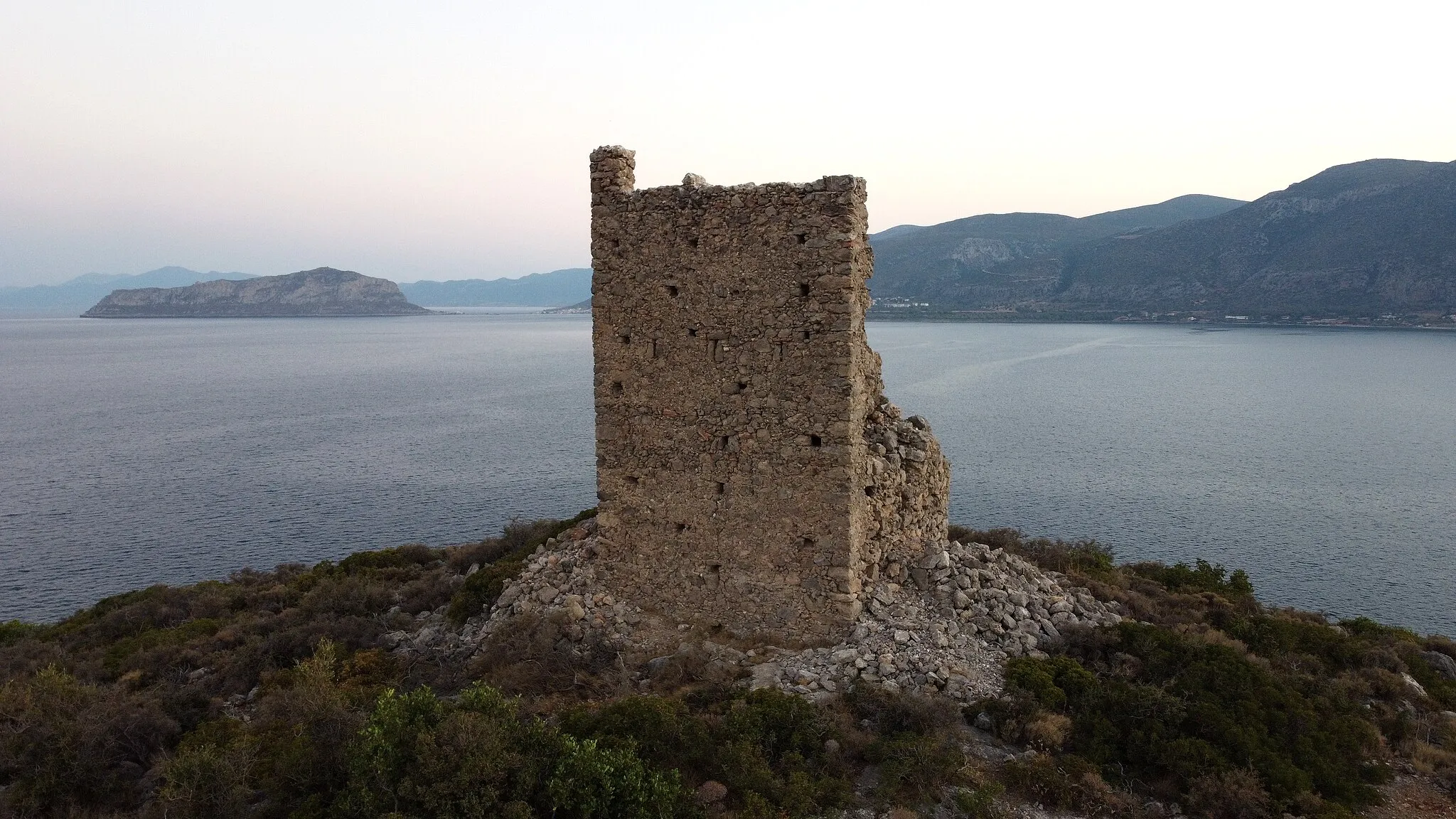 Photo showing: Ruined tower near the settlement of Palia Monemvasia, and the Castle of Monemvasia in the background.