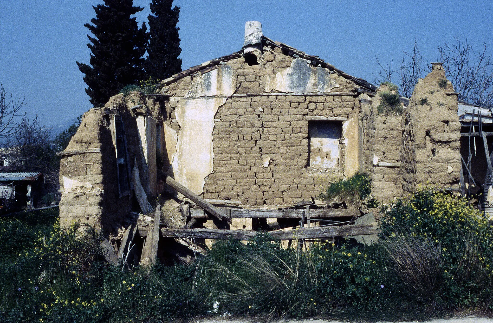 Photo showing: Disintegrating mud brick house in the village of Archaia Nemea (Iraklio).