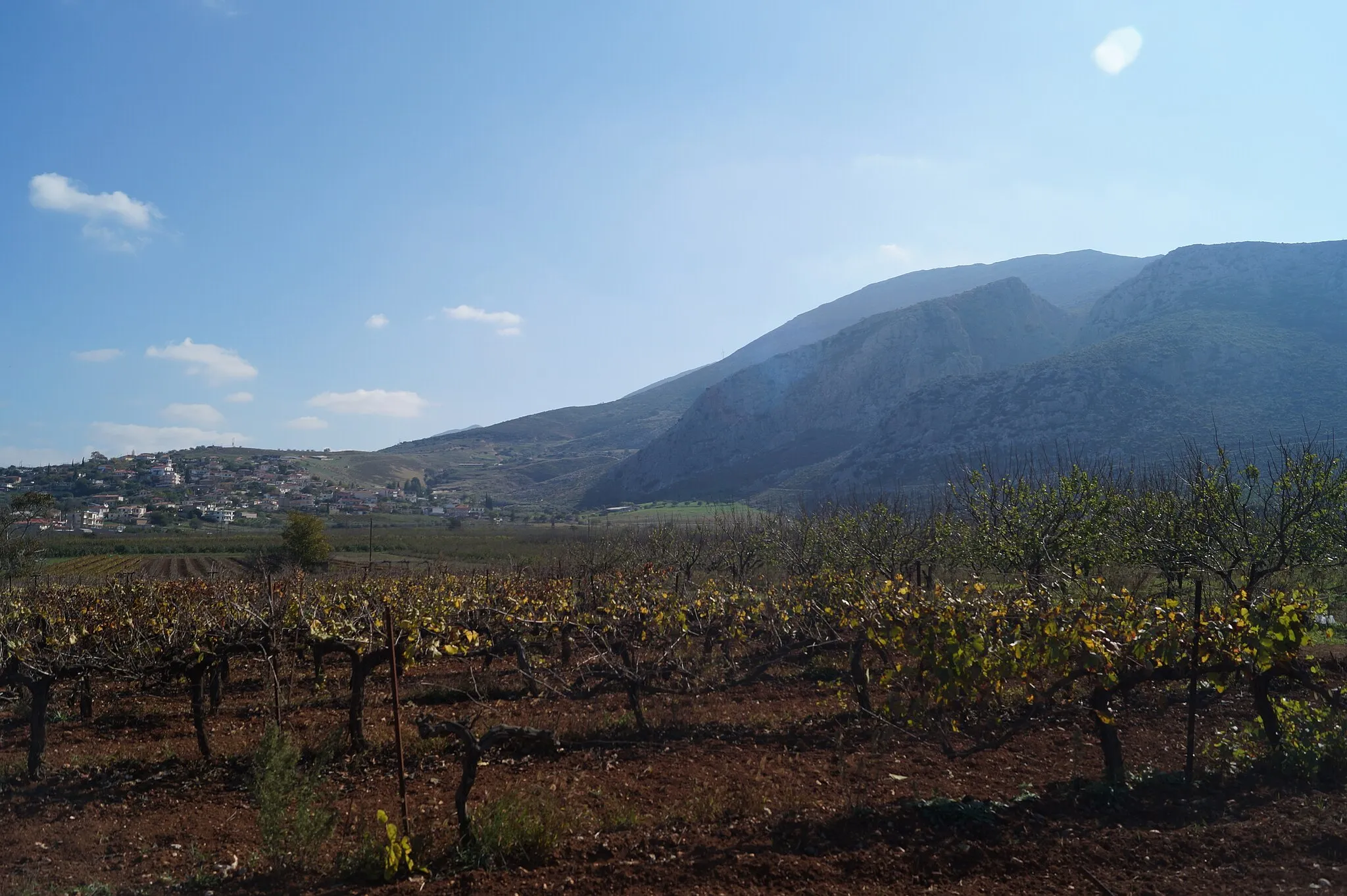 Photo showing: Agios Vasilios, Corinthia, Greece: View from Zygouries to the east on the village of Agios Vasilios and the ledge on which the castle Kastro Agiou Vasiliou lies.