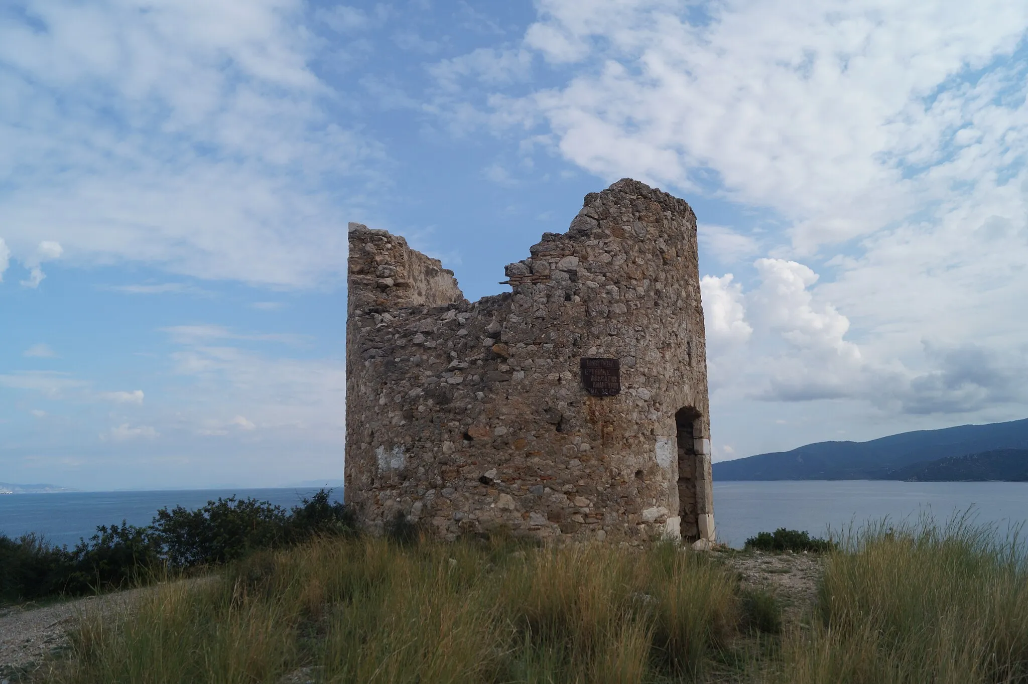 Photo showing: Loutra Oreas Elenis, Corinthia, Greece: Ruins of a windmill on Cape Kechries.