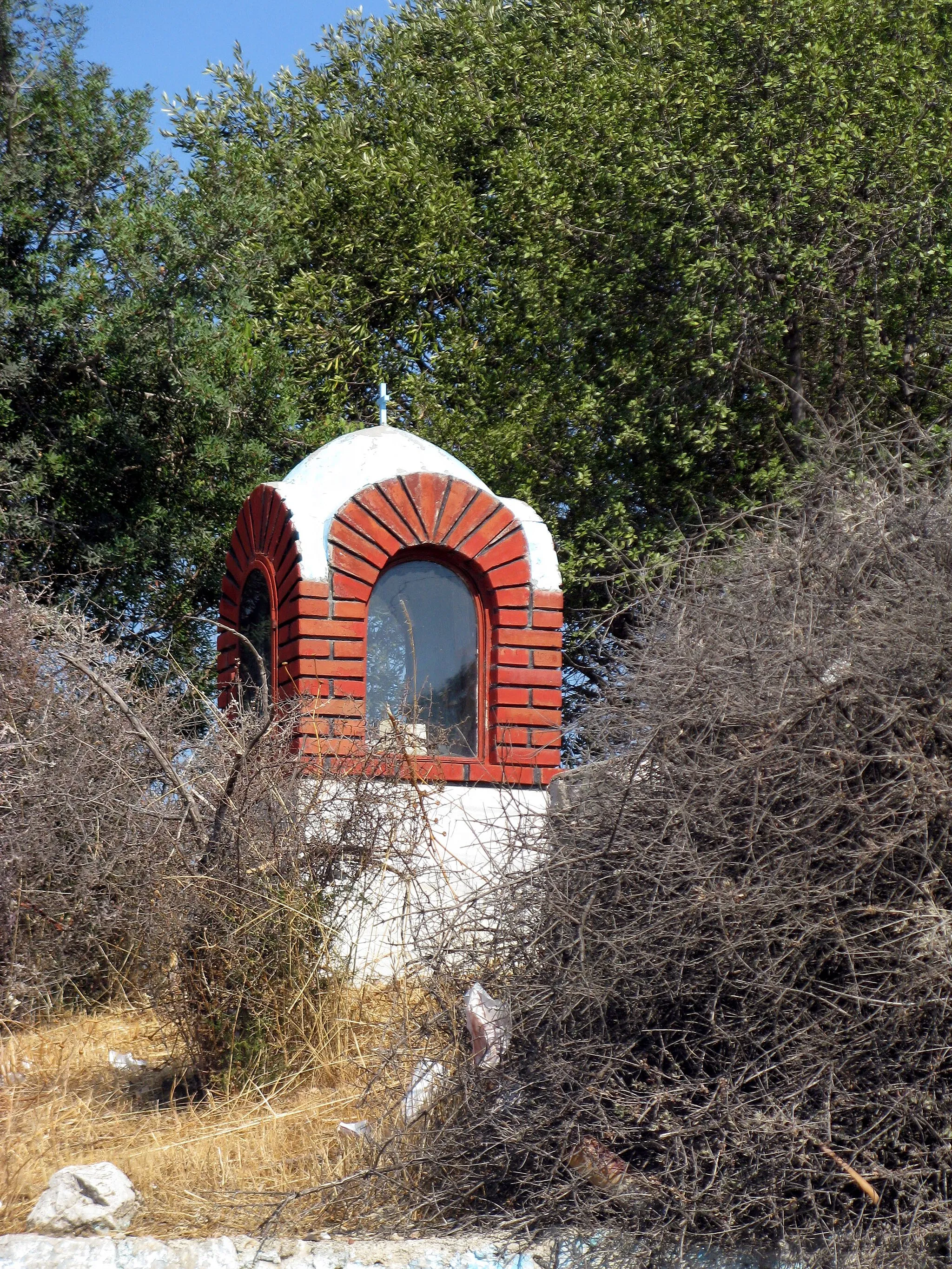 Photo showing: Votive chapel near Corinth Canal