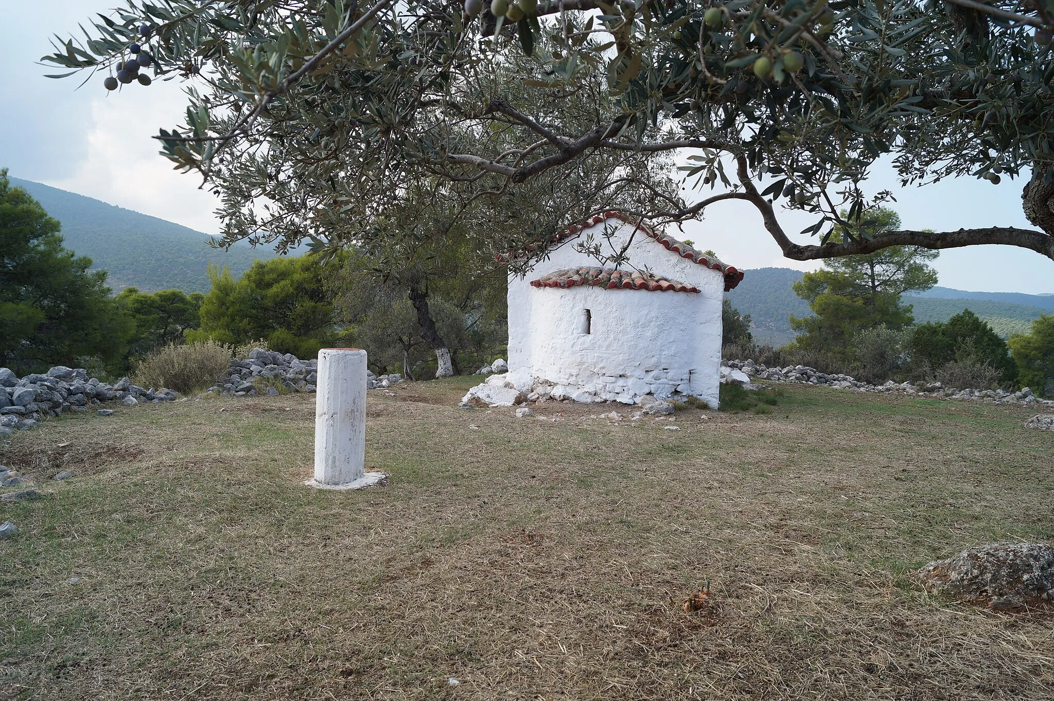 Photo showing: Sofiko, Korinthia, Greece: Profitis Ilias (414 m) in south-east of the Larisi plateau. View from east on the church of Profitis Ilias. To the left there is a survey marker.