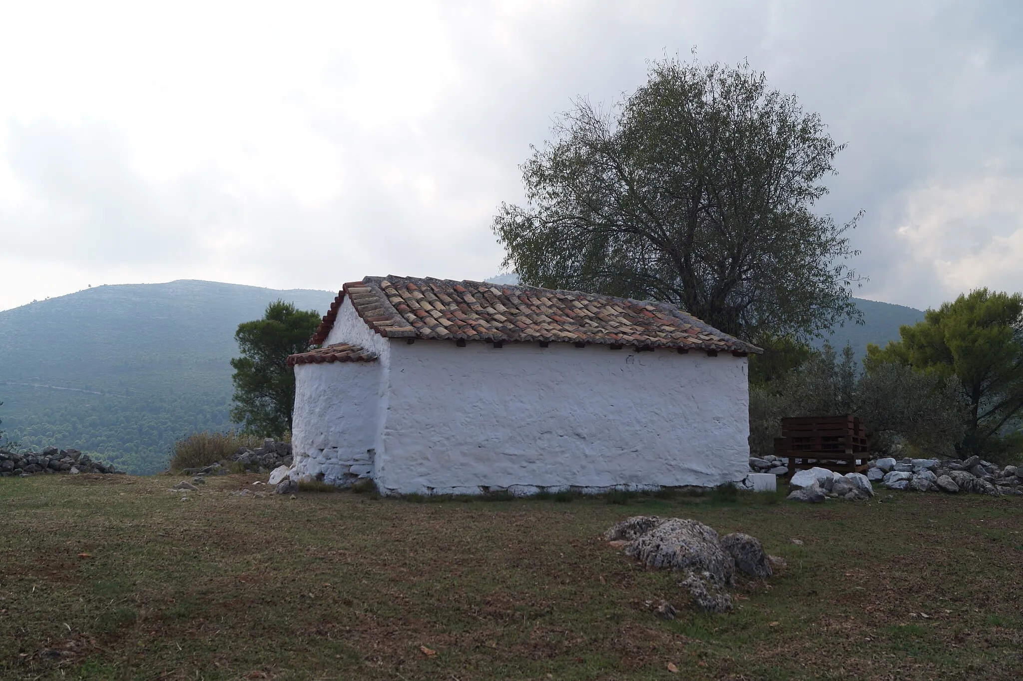 Photo showing: Sofiko, Korinthia, Greece: Profitis Ilias (414 m) in south-east of the Larisi plateau. View from north on the church of Profitis Ilias.