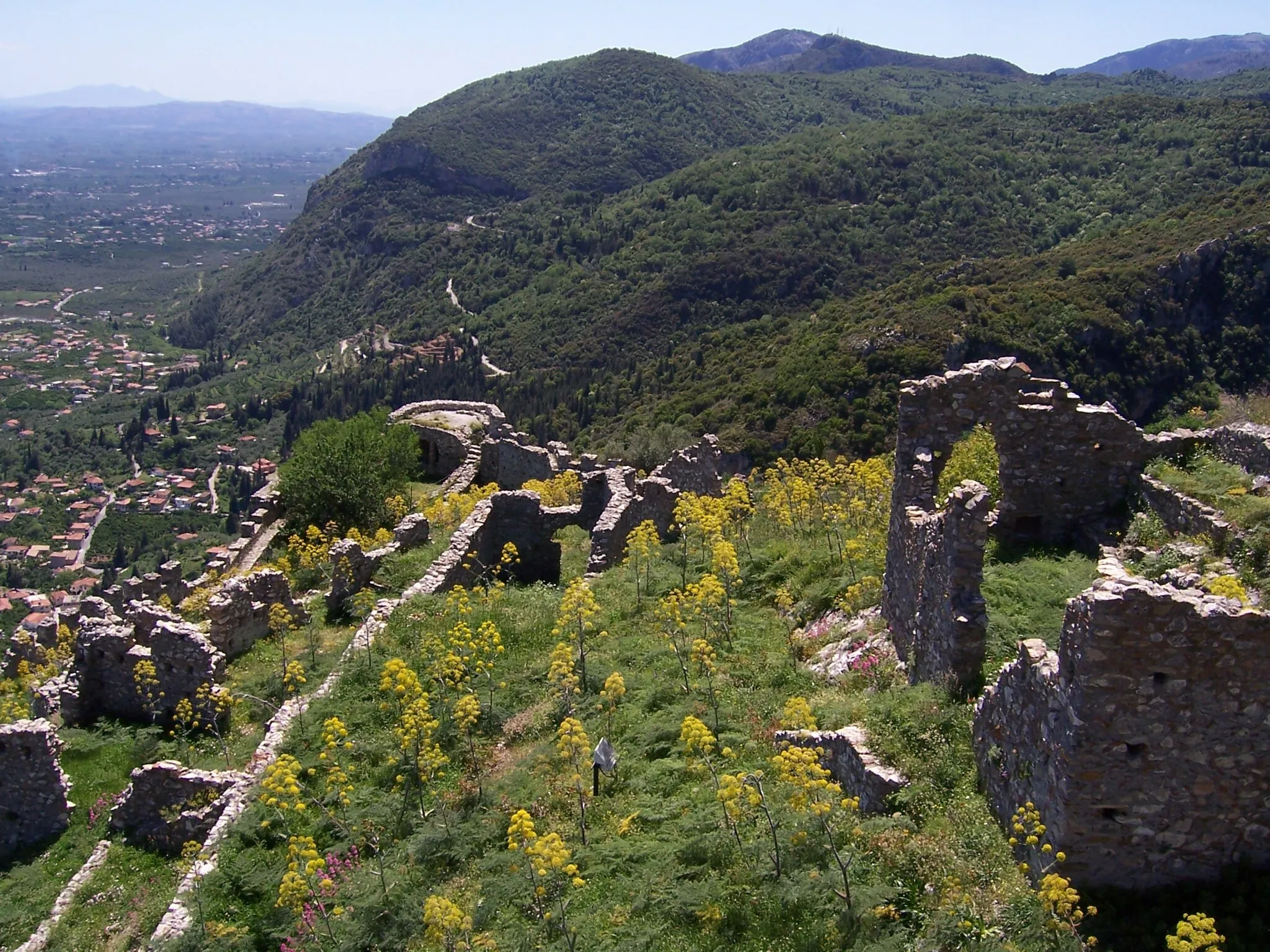 Photo showing: Ruins of Turkish houses inside the fortress of Mystras
