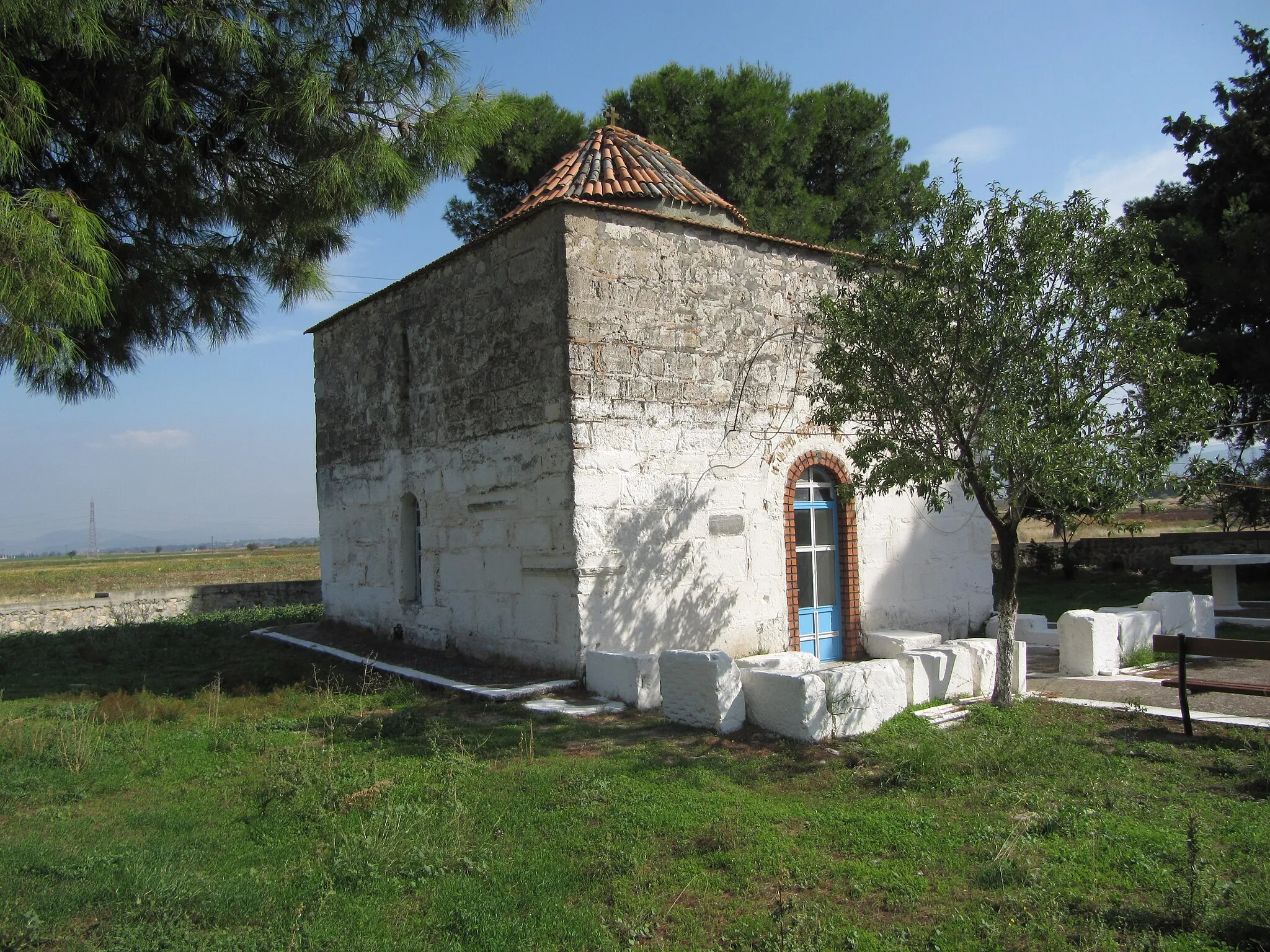Photo showing: Agios Thomas chapel in Viotia prefecture. Central Greece.