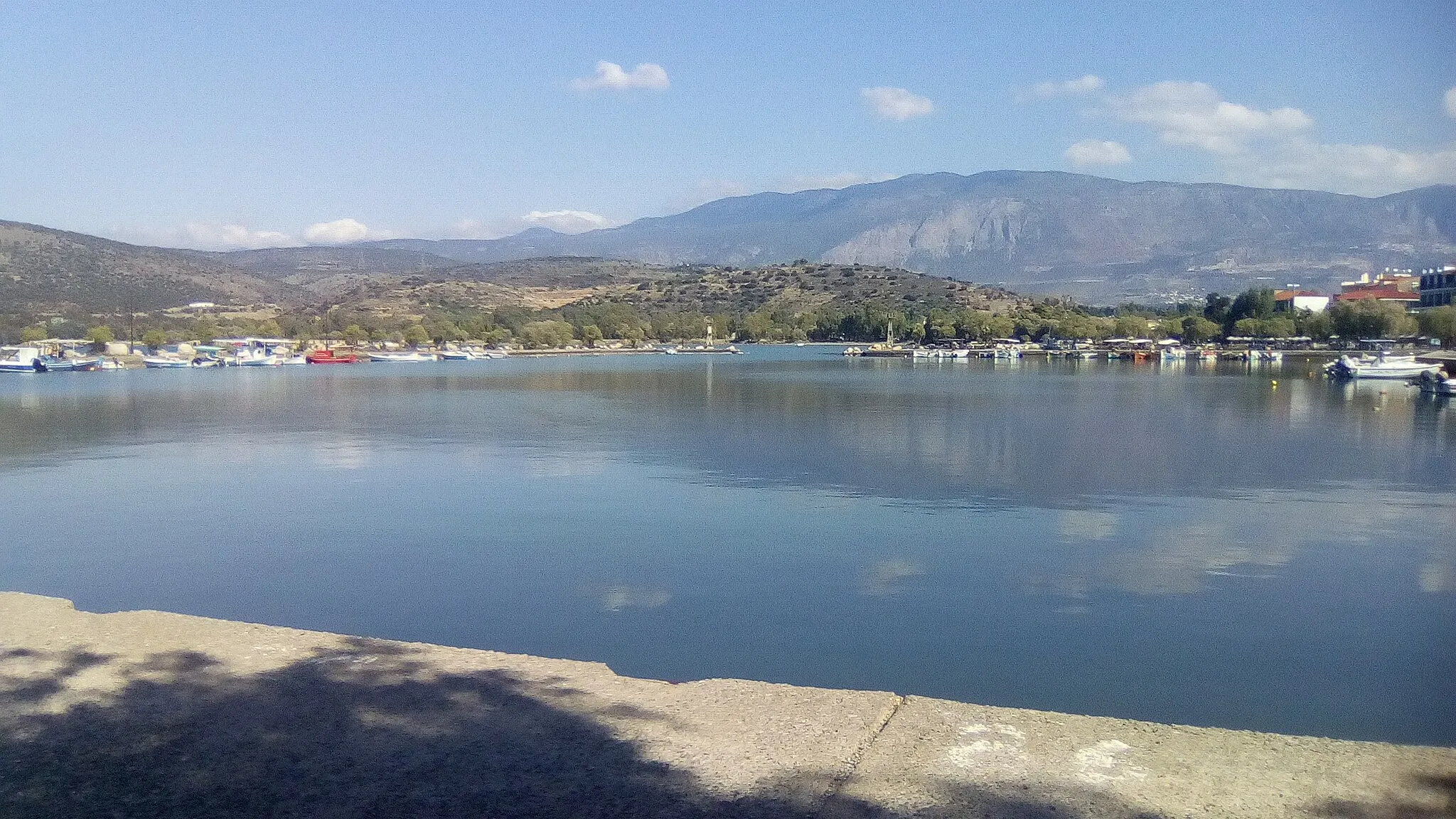 Photo showing: Η Μαρίνα της Ιτέας, δίπλα στην παραλία "Τροκαντερό" (own photo)