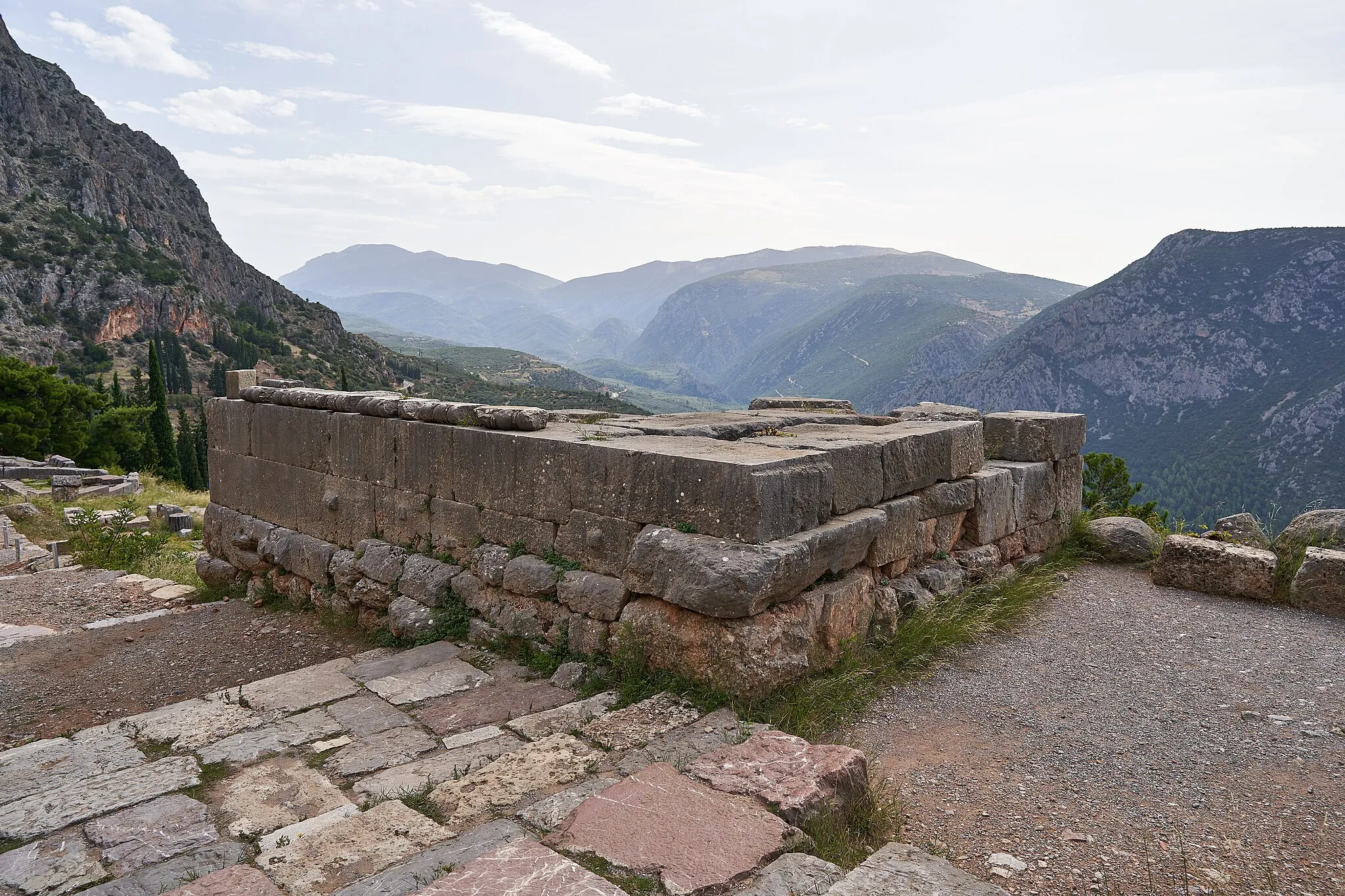 Photo showing: Sideview of the Siphnian Treasury at the Sanctuary of Apollo (Delphi) on October 4, 2020