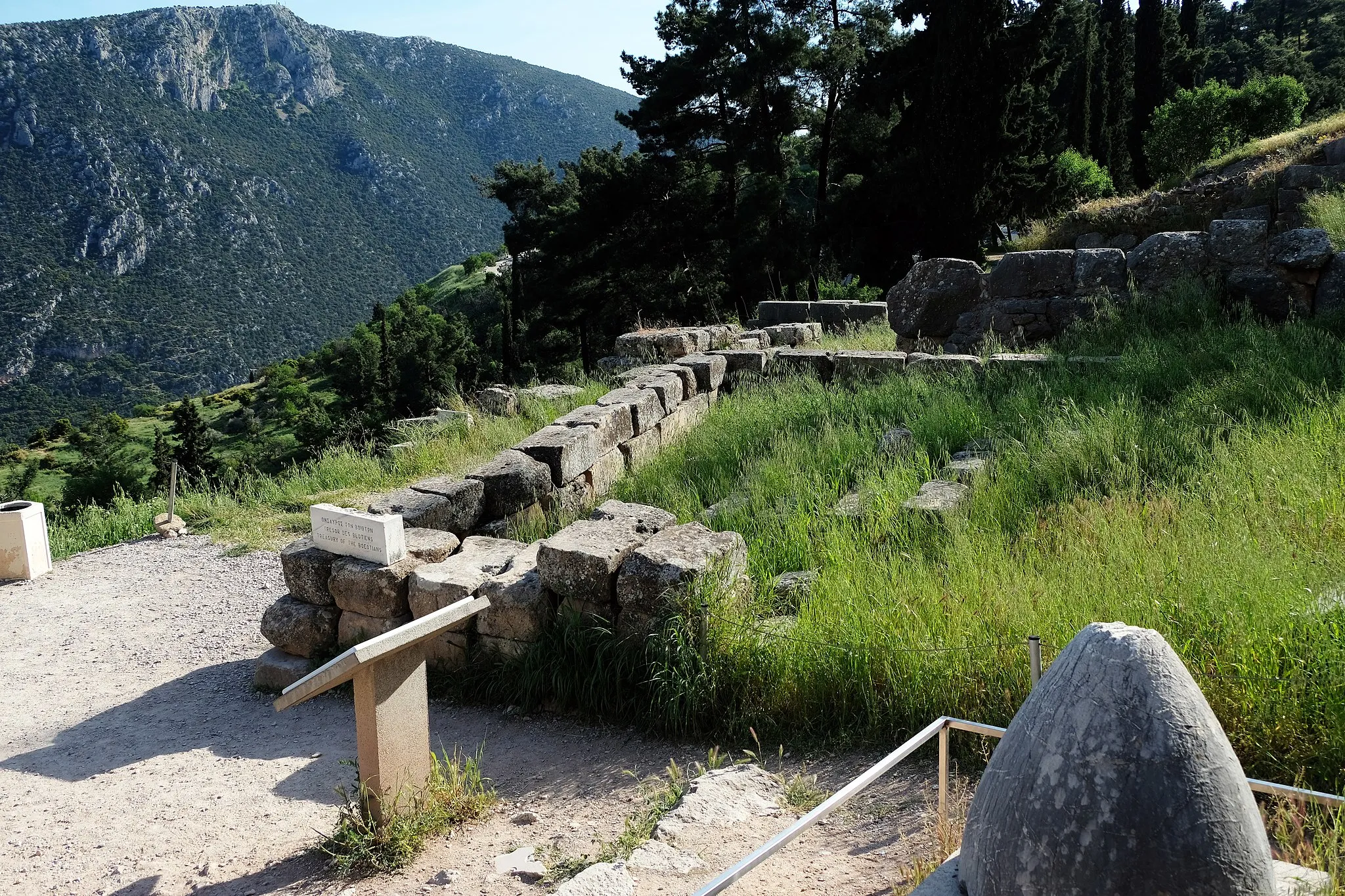 Photo showing: Treasury of the Boeotians at Delphi