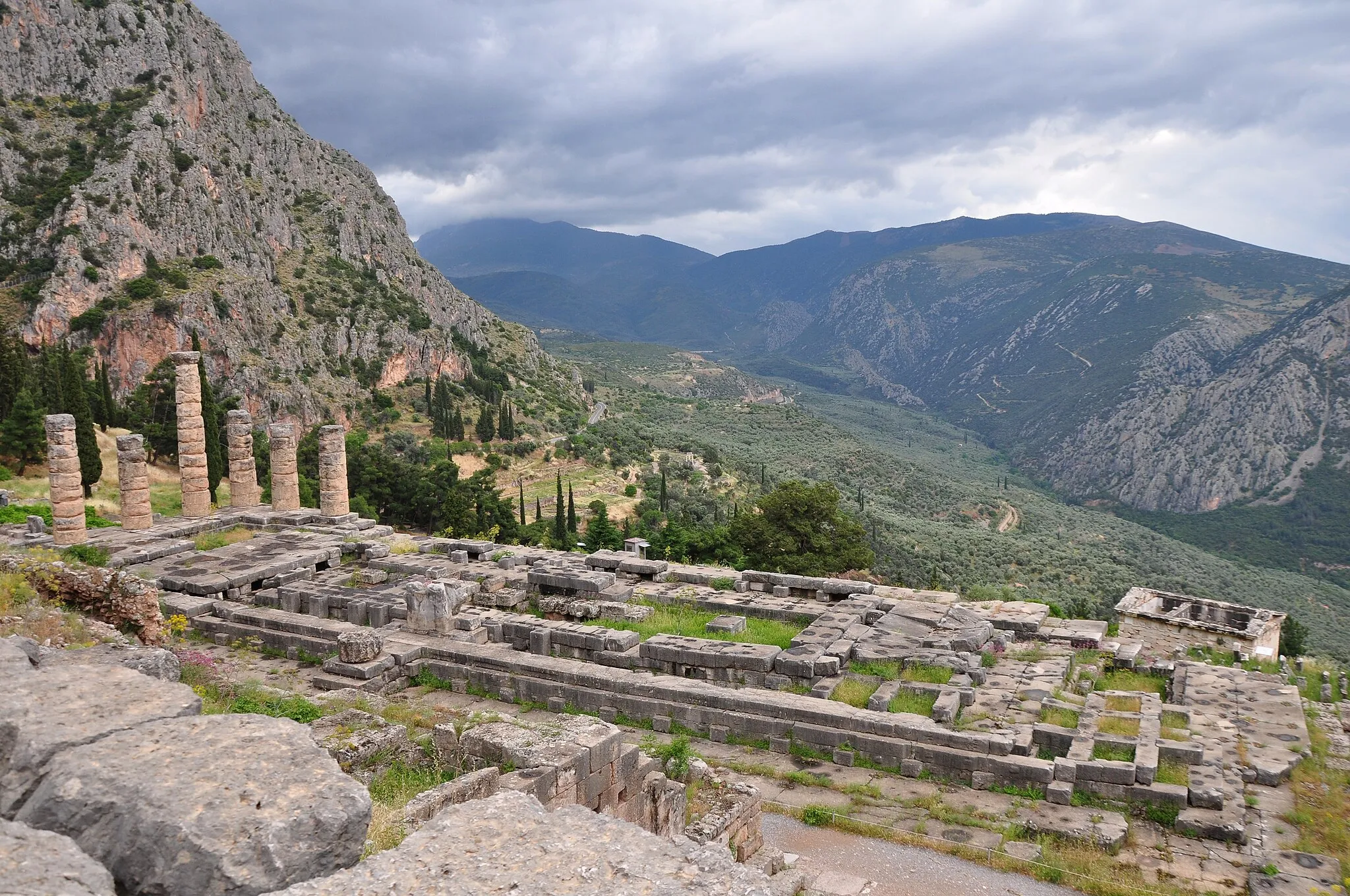 Photo showing: The temple of Apollo (the centre of the Delphi oracle and Pythia) dated to the 4th century BC.