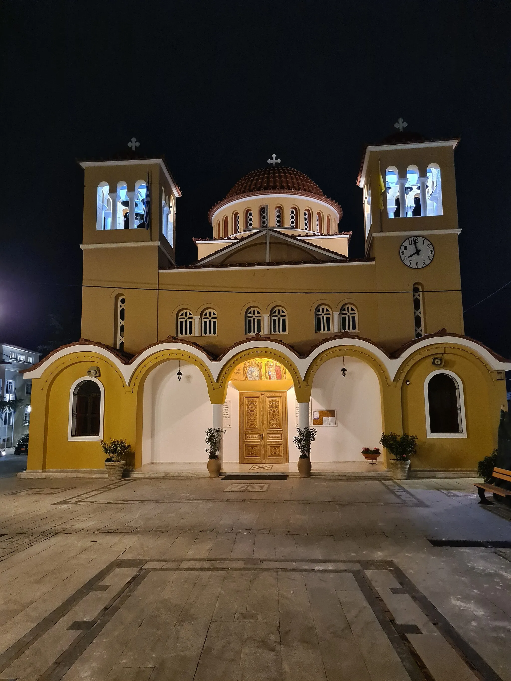Photo showing: Νυχτερινή άποψη της εισόδου του ναού των Παμμεγγίστων Ταξιαρχών που βρίσκεται στην κεντρική πλατεία Σχηματαρίου.