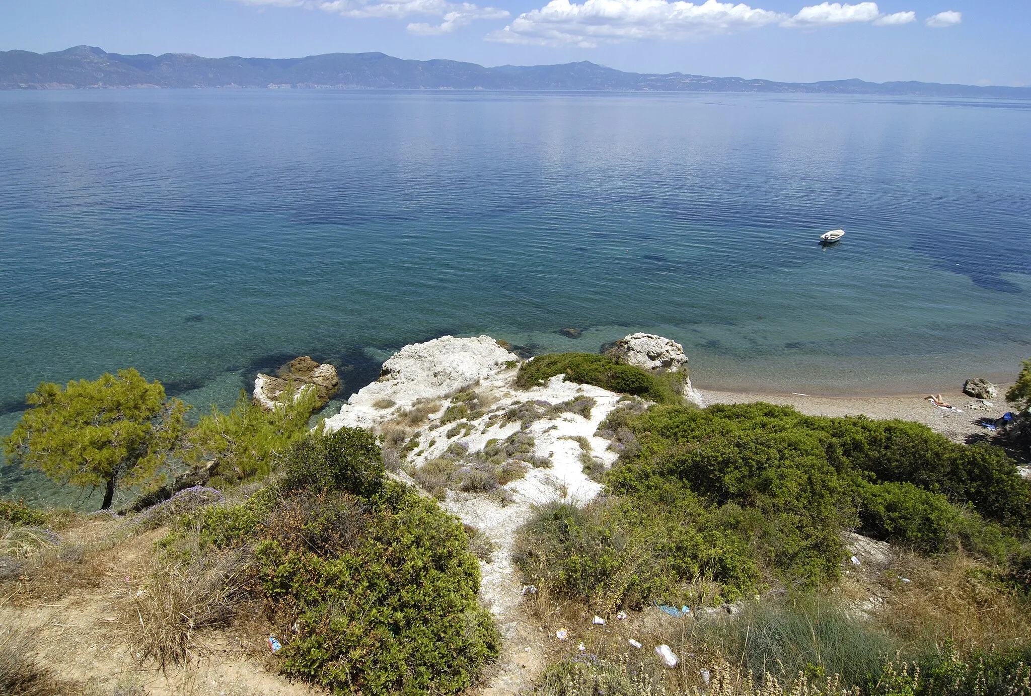 Photo showing: Photo from the seaside Ai Giannis church, near Kynos acropolis.