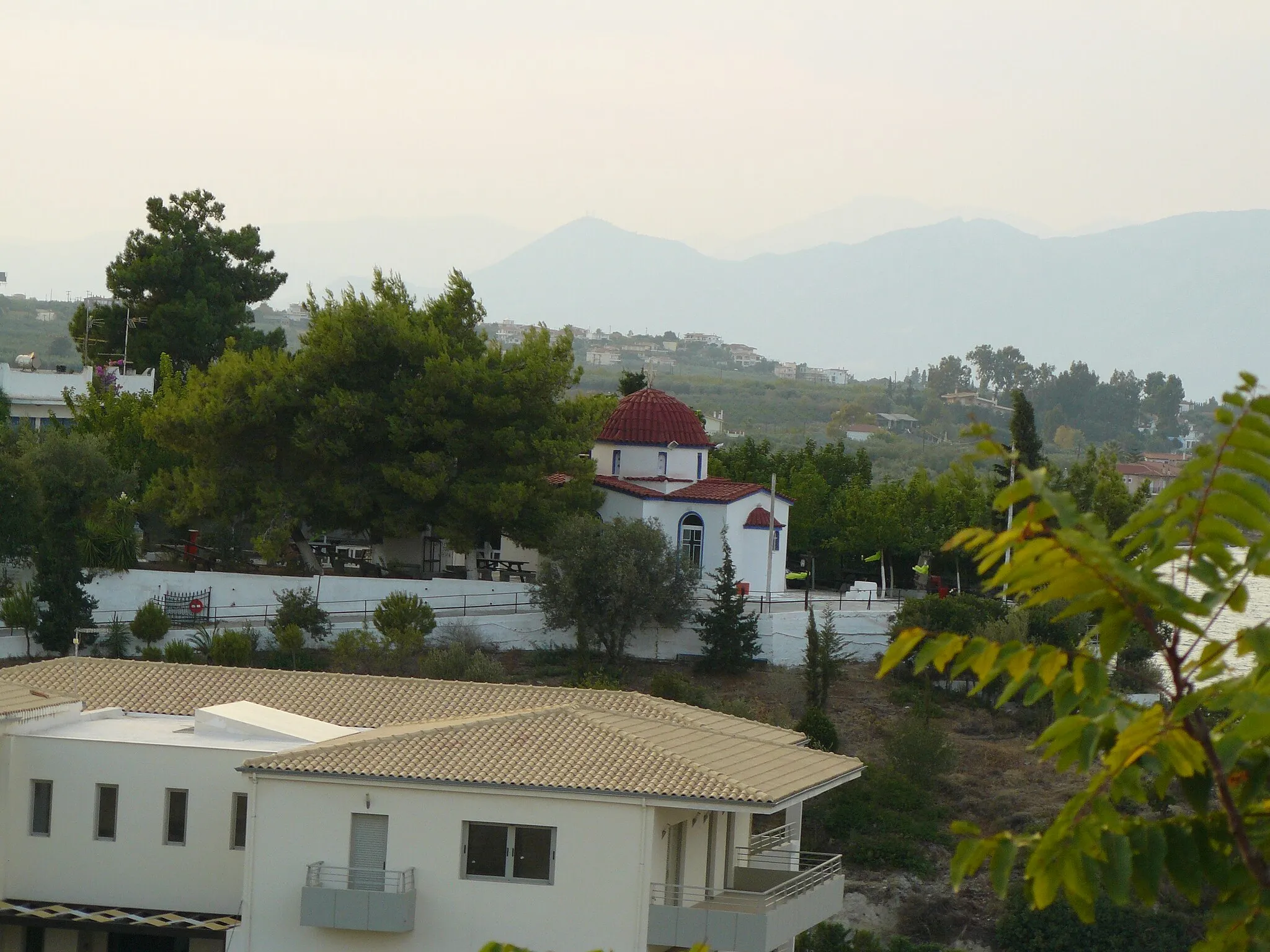 Photo showing: Archaeological site of ancient Kynos, Livanates, Greece: View from Kynos on church Agios Ioannis (Ai-Yannis).