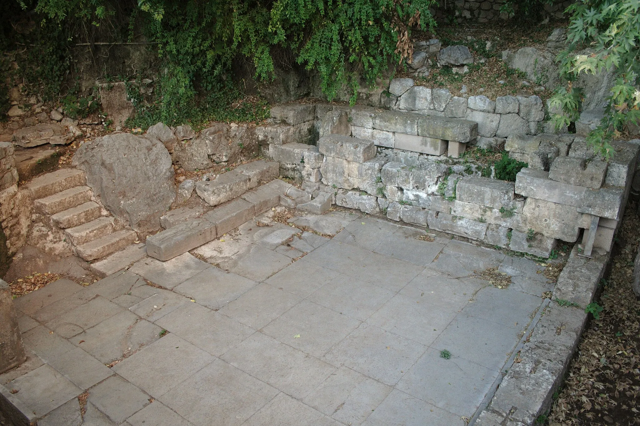 Photo showing: Cistern at the Castalian spring, Delphi, state of 2006.