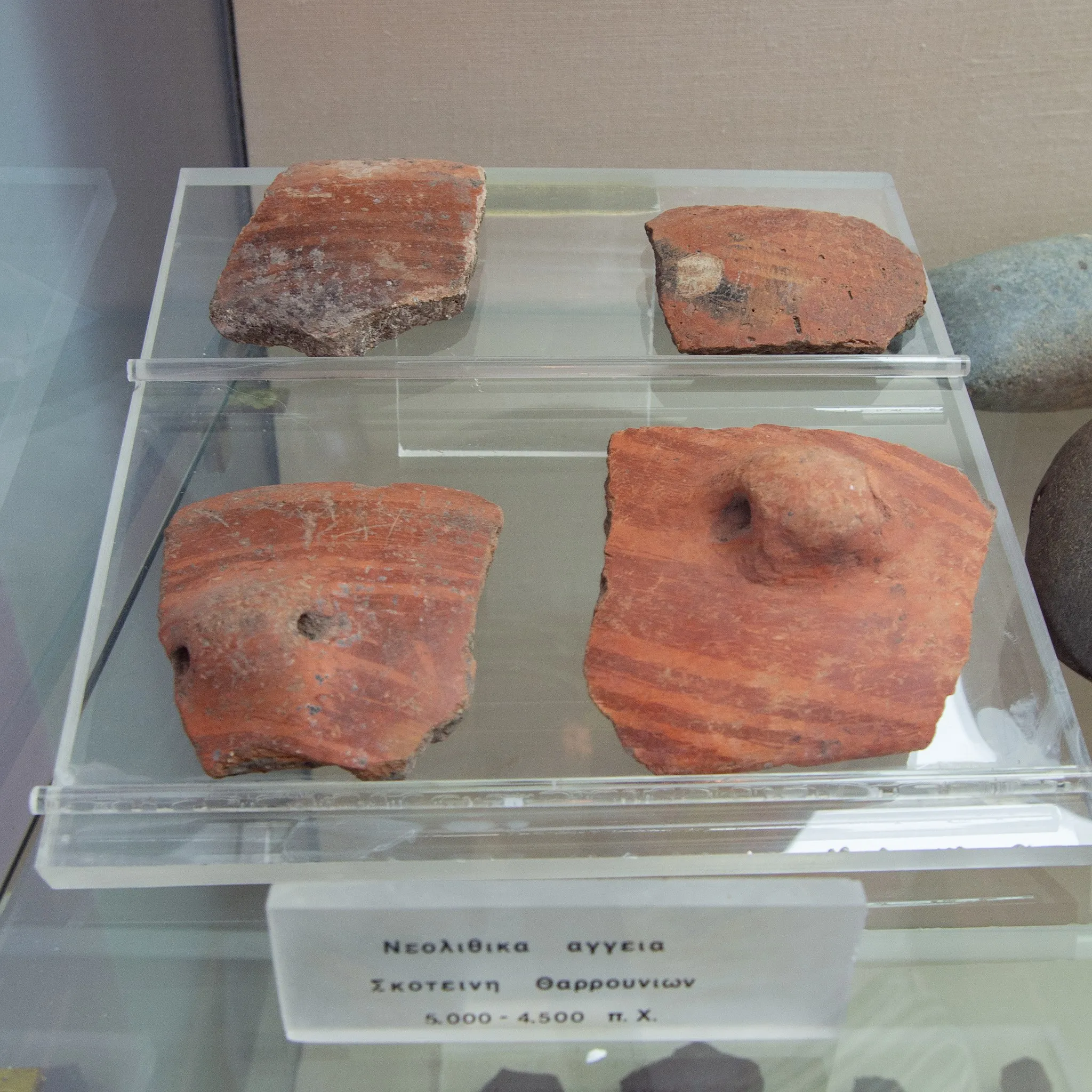 Photo showing: Neolithic ceramic fragments found in Skoteini cave, Tharrounia and other cites in central Euboea, as displayed in the Archaeological museum of Chalkida.