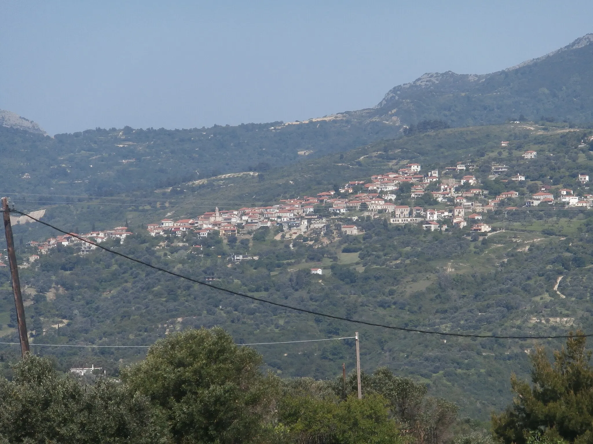 Photo showing: The village Kalimeriani from Oxylithos