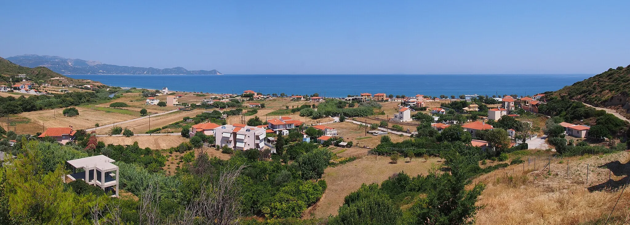 Photo showing: Panoramic view of Mourteri, a seaside village with a sandy beach, from the road connecting it with Oktonia, Kymi-Aliveri municipality, Euboea, Greece.
From 3 photos, stricted with GIMP.