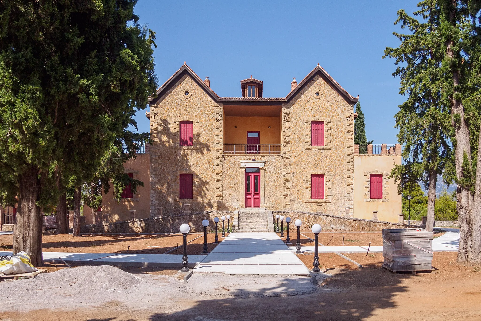 Photo showing: The mansion of Kriezotis, dating from 1894, and recently renovated as it was destroyed by fire in 1980s. It is located in Triada, Euboea.