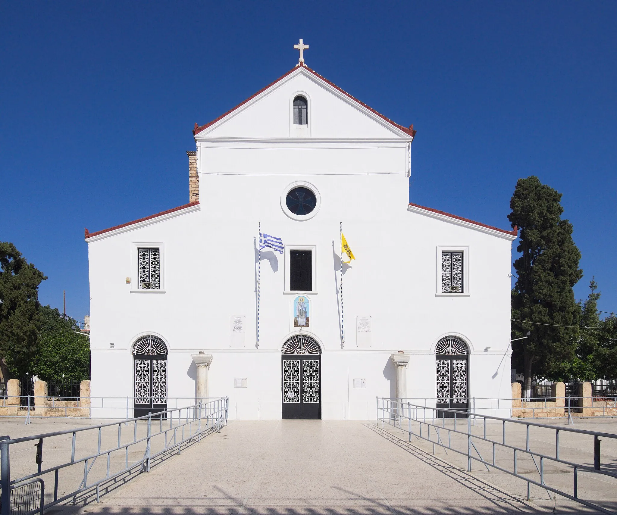 Photo showing: The west facade of the church of Agia Paraskevi, Chalkida. The current church was built in 13th century and the current form of the west facade dates from 1853.