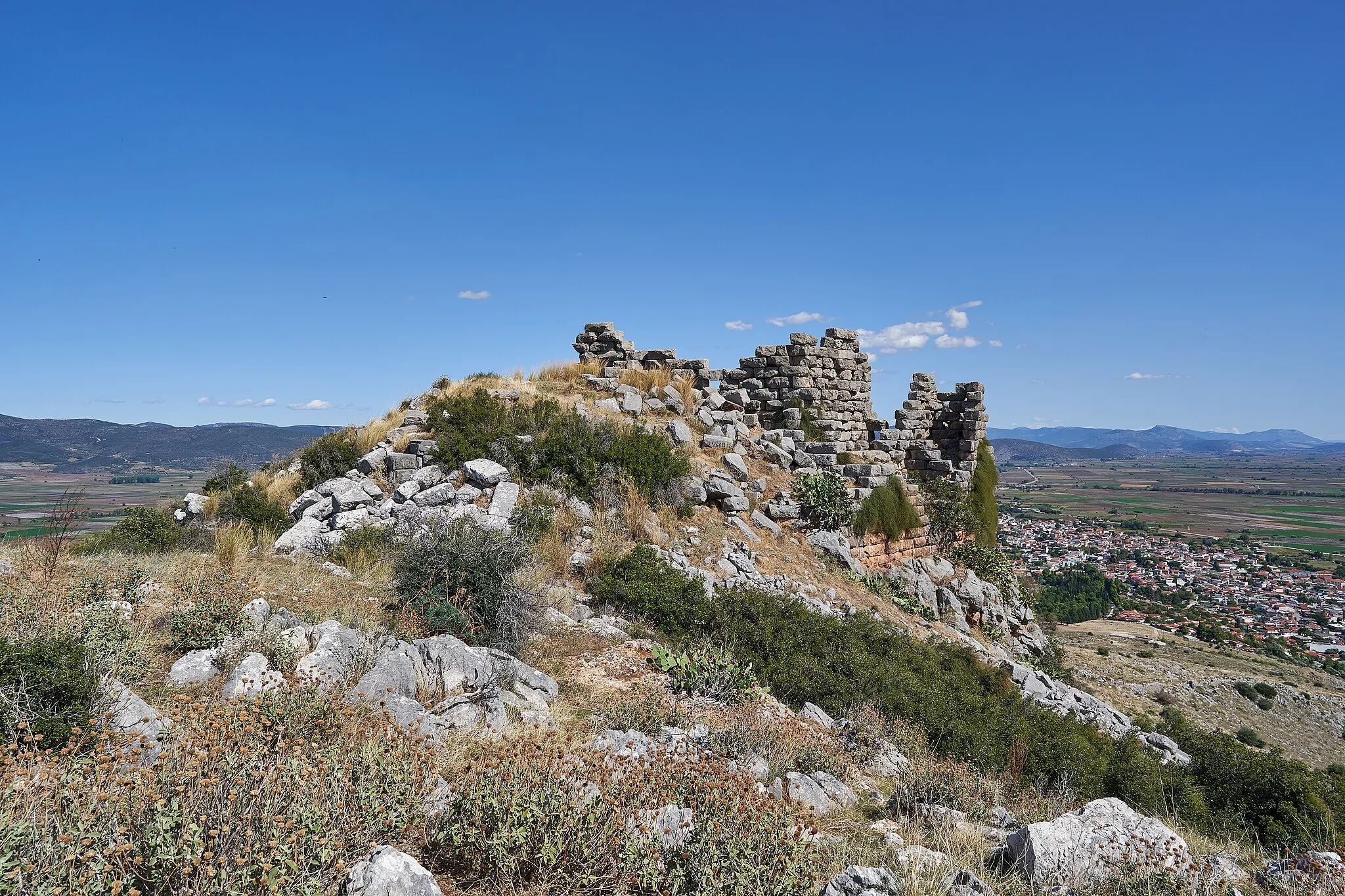 Photo showing: The derelict state of the tower on the top of the Acropolis of Orchomenus on September 30, 2020
