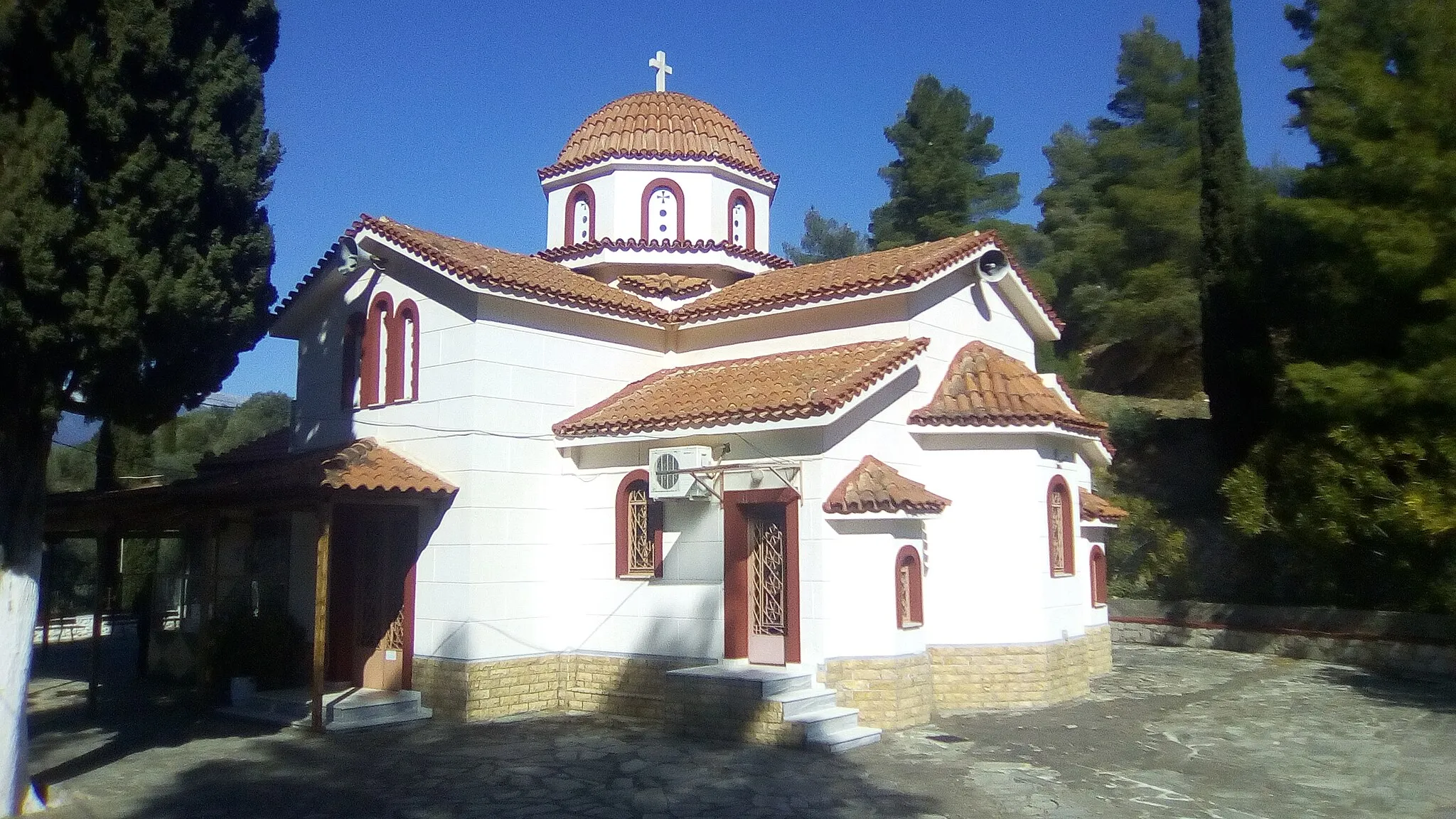 Photo showing: Φωτογραφία του Εξωκκλησίου της Αγίας Παρασκευής, πλησίον του χωριού Σερνικάκι (Φωκίδας)