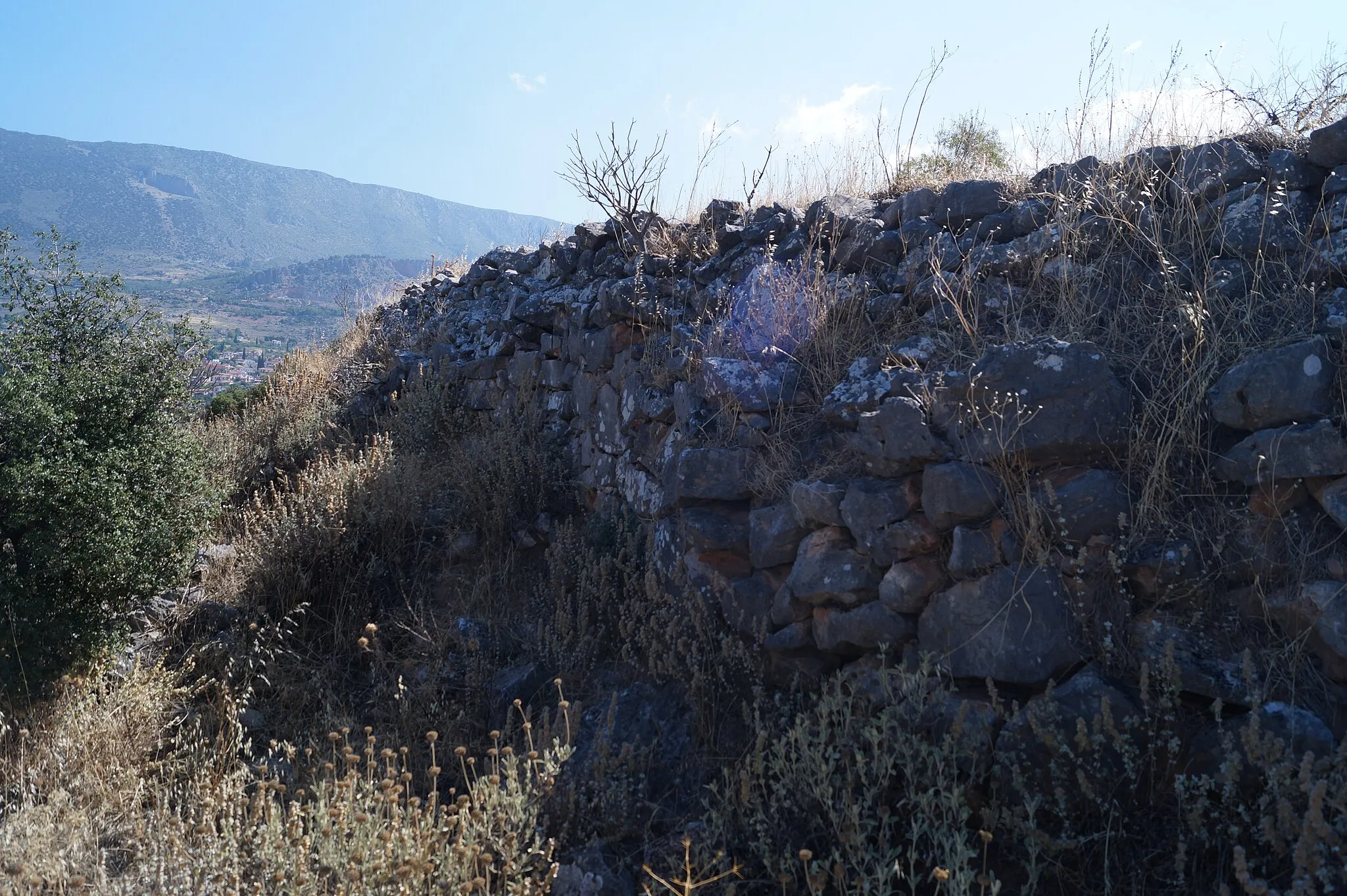 Photo showing: Chrisso, Fokida, Greece: Mycenaean city on the west of Stefani hill.