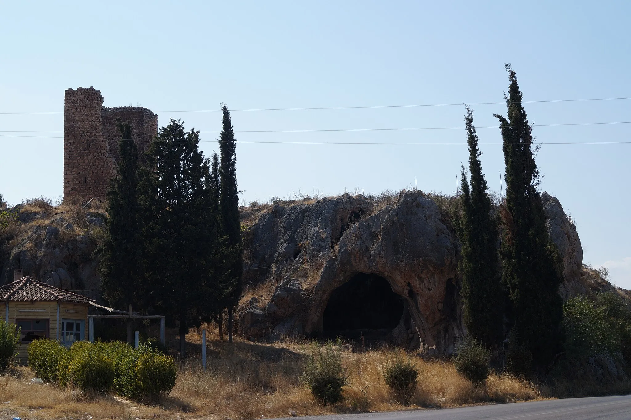 Photo showing: Aliartos, Greece: Cave and medieval tower east of the city.