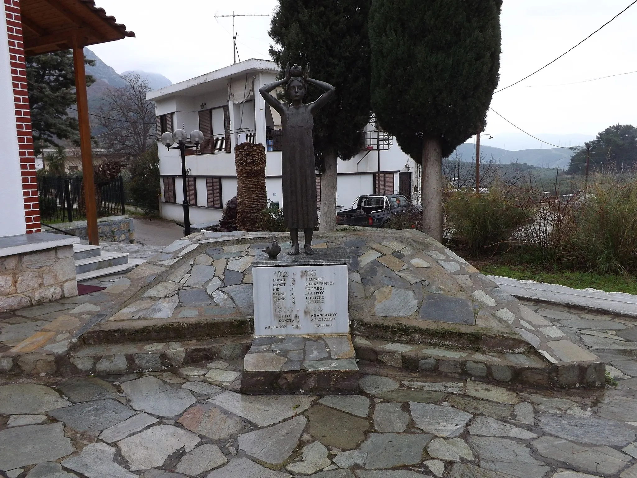 Photo showing: The war memorial of Petra, Boeotia.