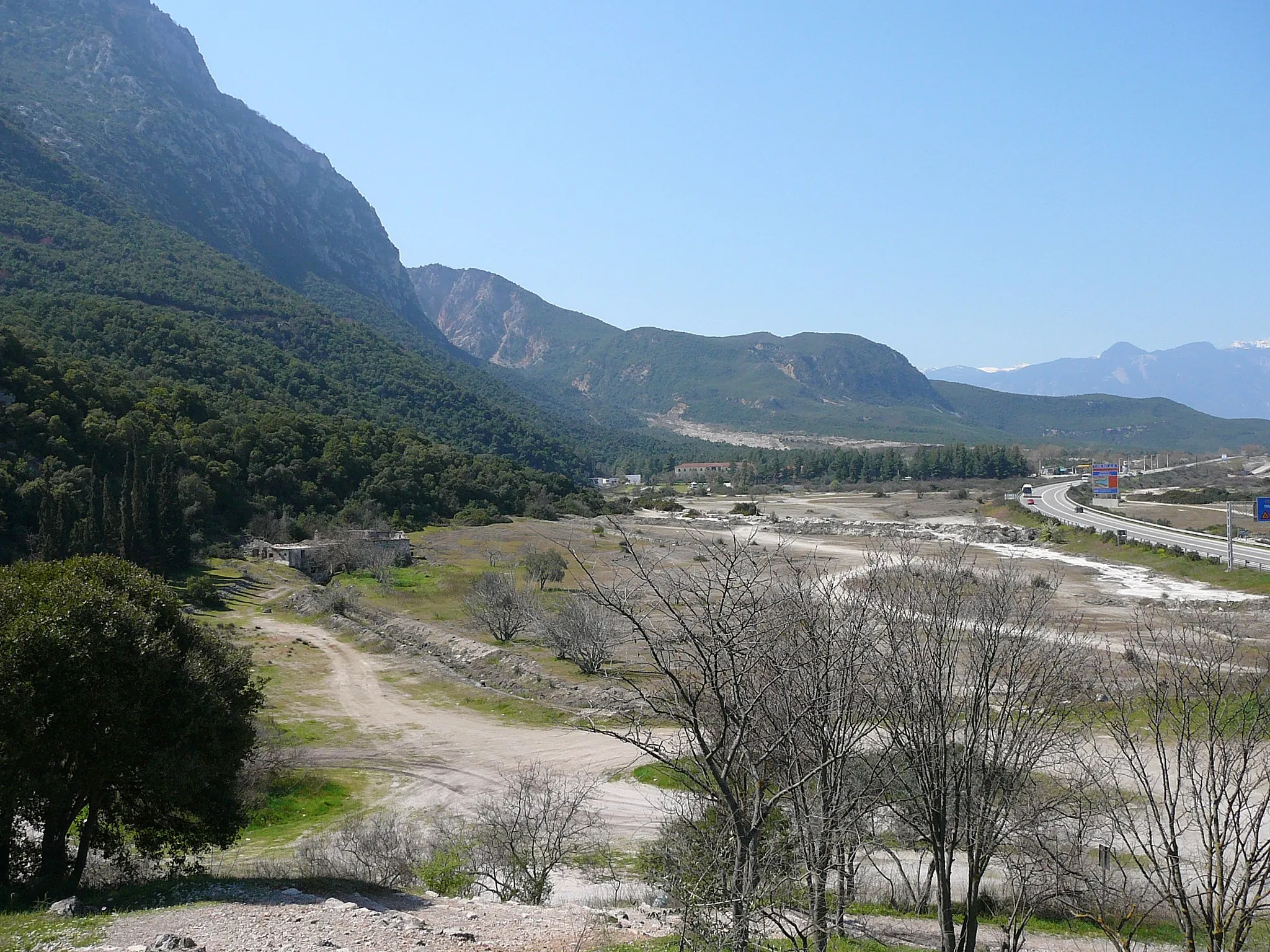 Photo showing: View of the Thermopylae pass at the area of the Phocian Wall. In ancient times the coastline was where the modern road lies, or even closer to the mountain.