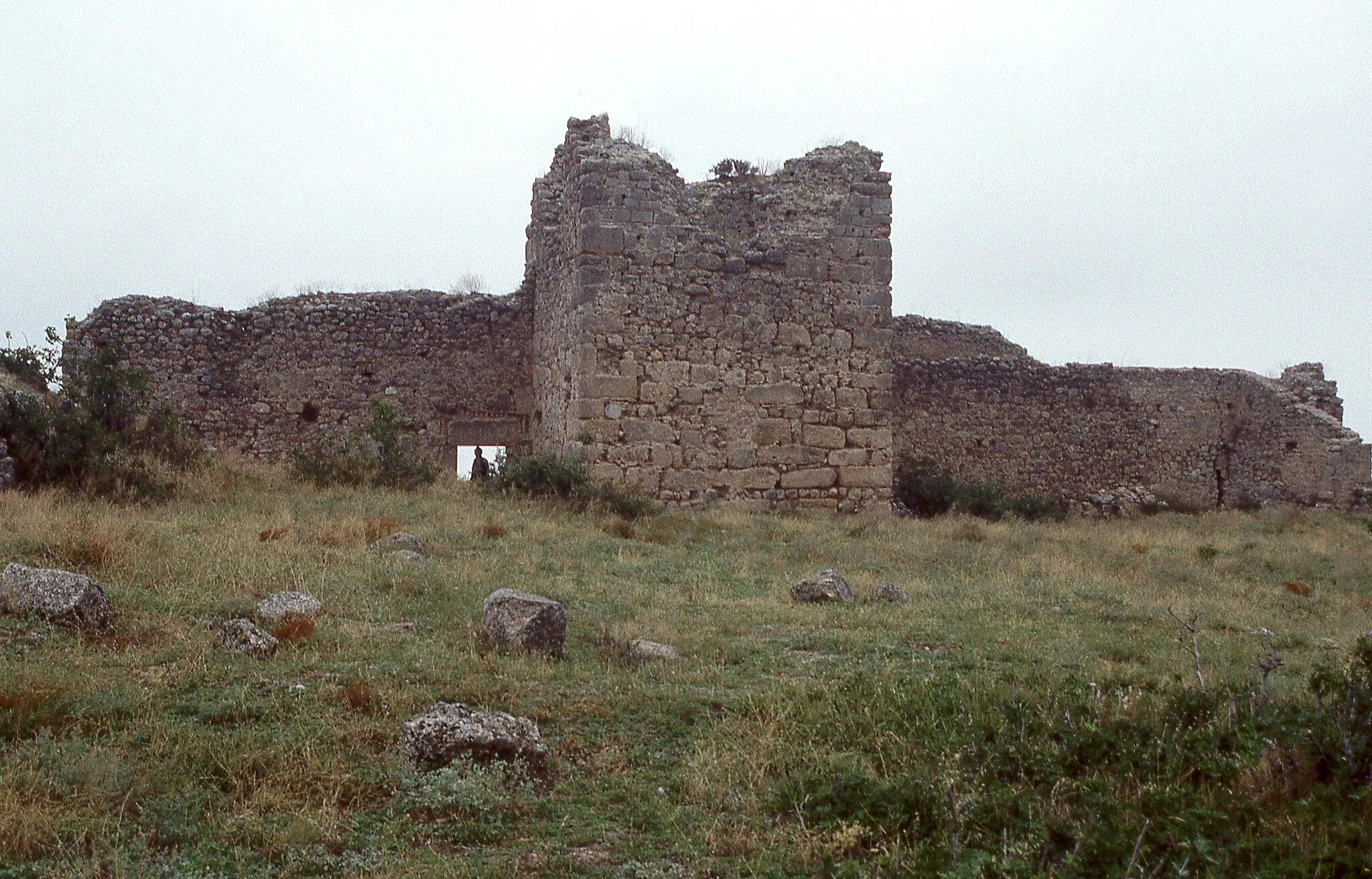 Photo showing: Castle of Bodonitsa, Mendenitsa, Phthiotis. Cross wall and tower of inner enclosure, with entrance to keep. From south.