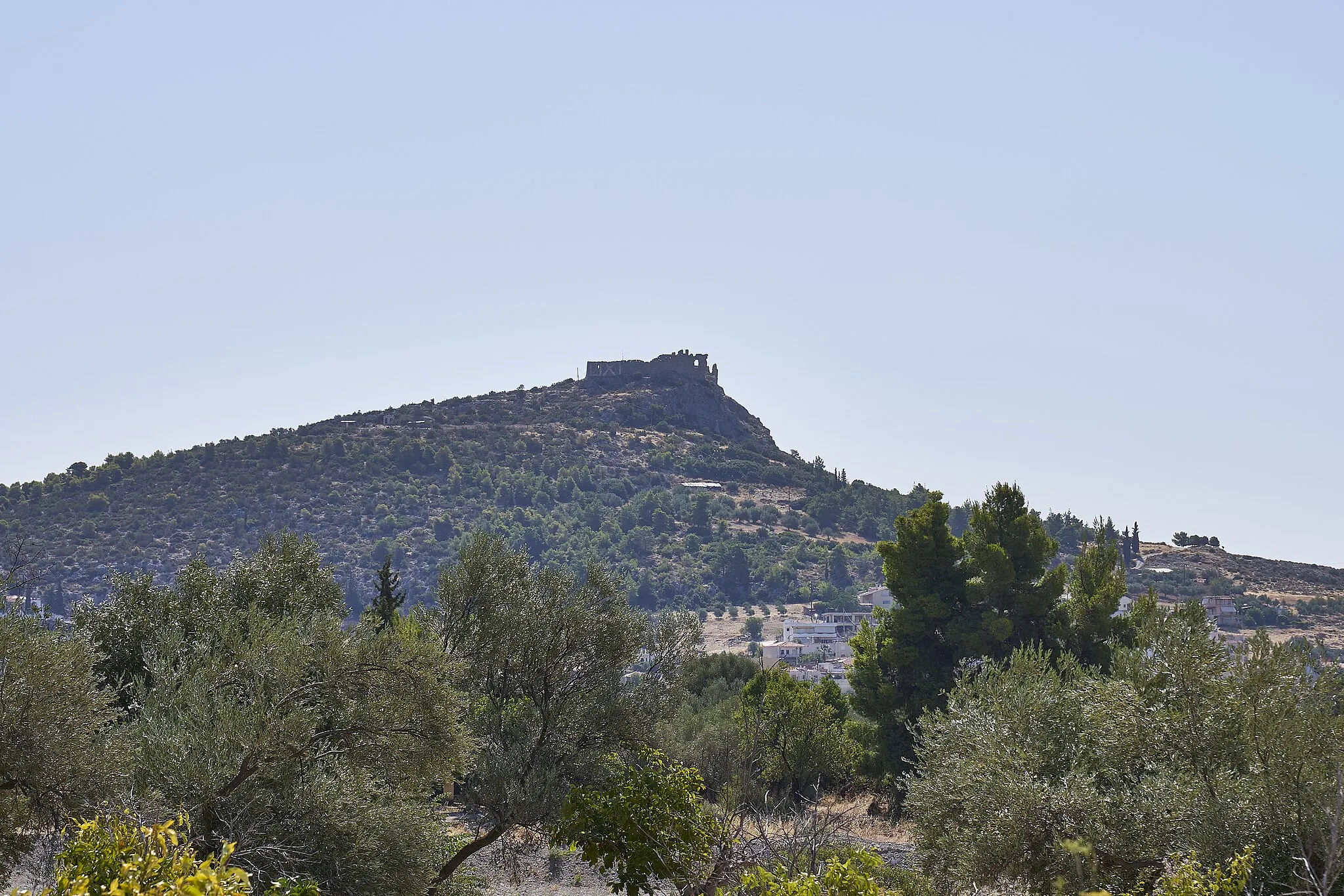 Photo showing: The castle of the knight Licario over the village Fylla in Euboea. The locals call it Kastelli. It dates to the 13th century A.D. Licario was a knight of Italian origin from Karystos in the service of the Byzantine emperor Michael VIII Palaiologos. This castle was his residence.