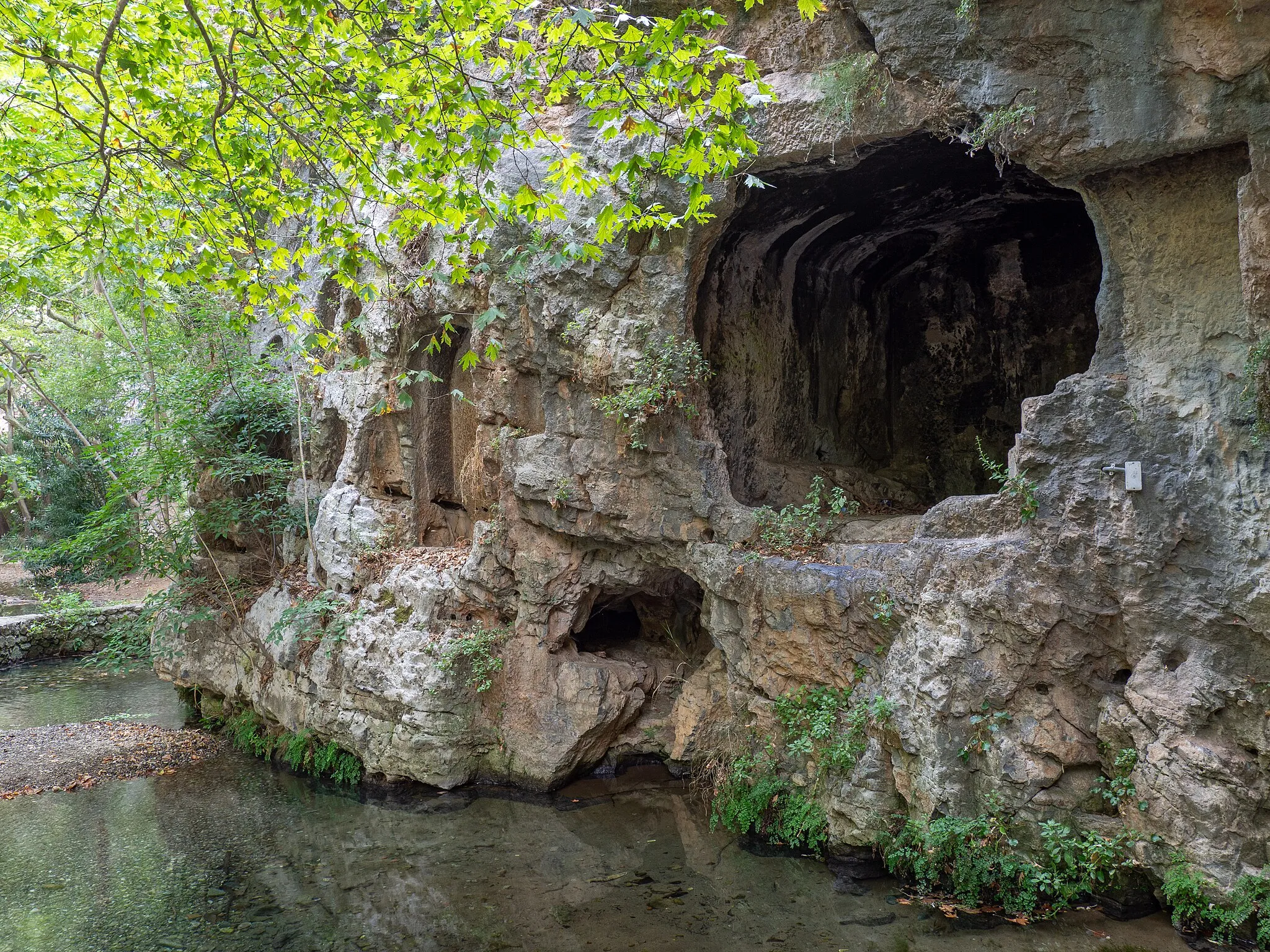 Photo showing: Trofonios oracle, at the springs of River Herkyna.