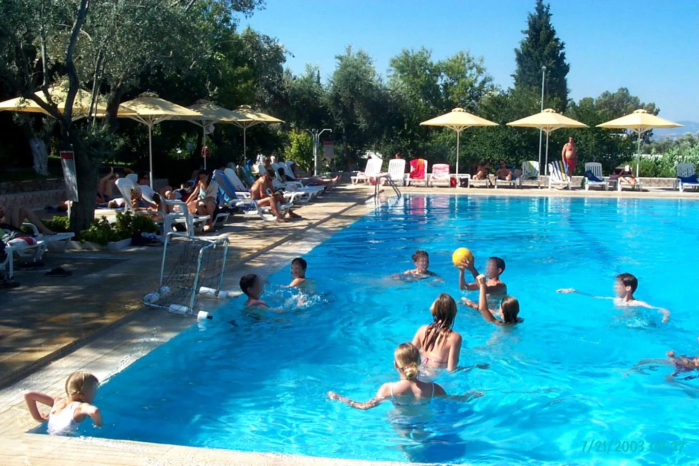 Photo showing: Vue de la piscine de l'hôtel Malaconda d'Eretria (ancien Club Eldorador de Jet Tours en 2003 )  / (Eretria / Eubée / Grèce)