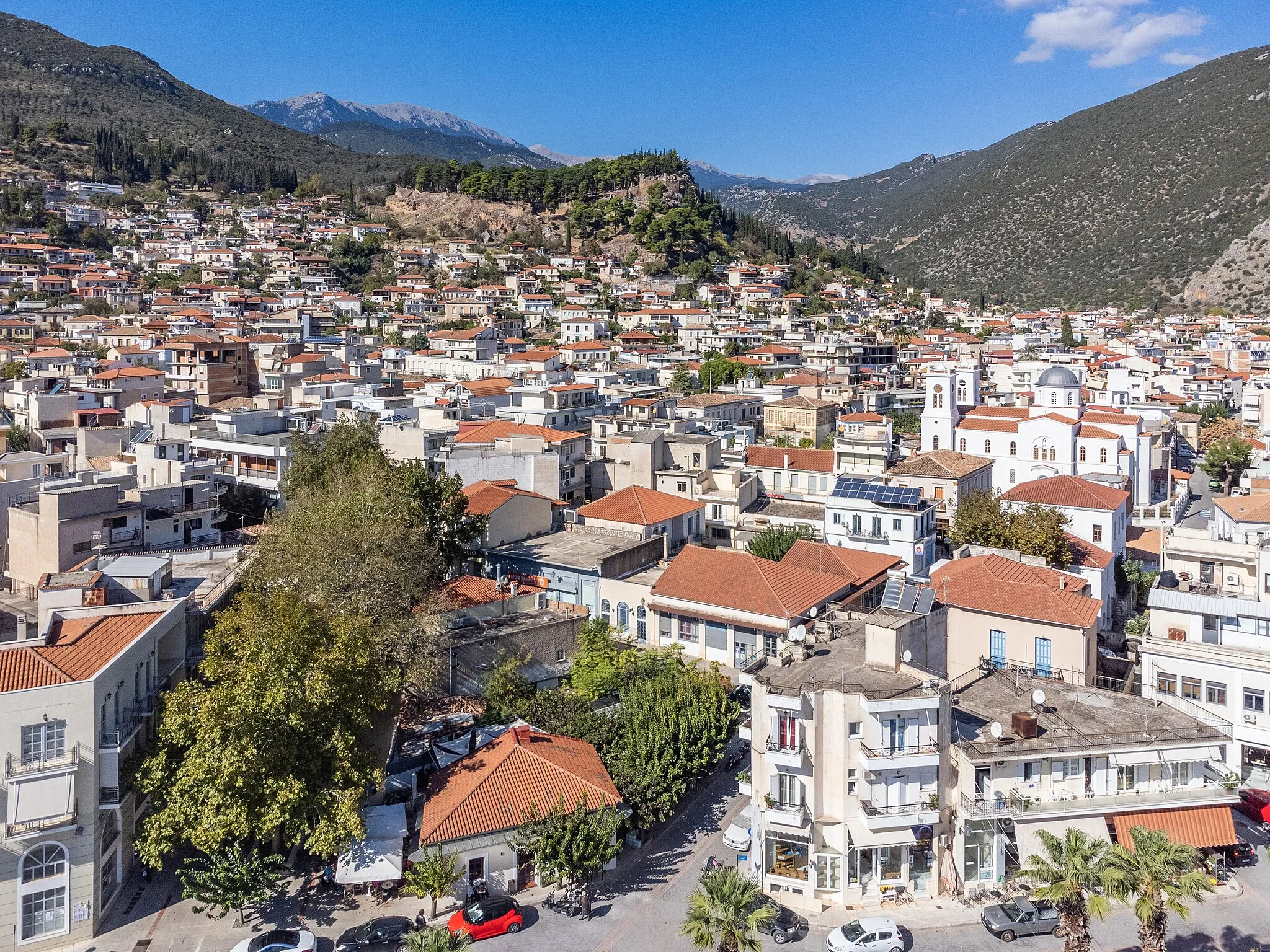 Photo showing: Aerial view of Amfissa from its main square.