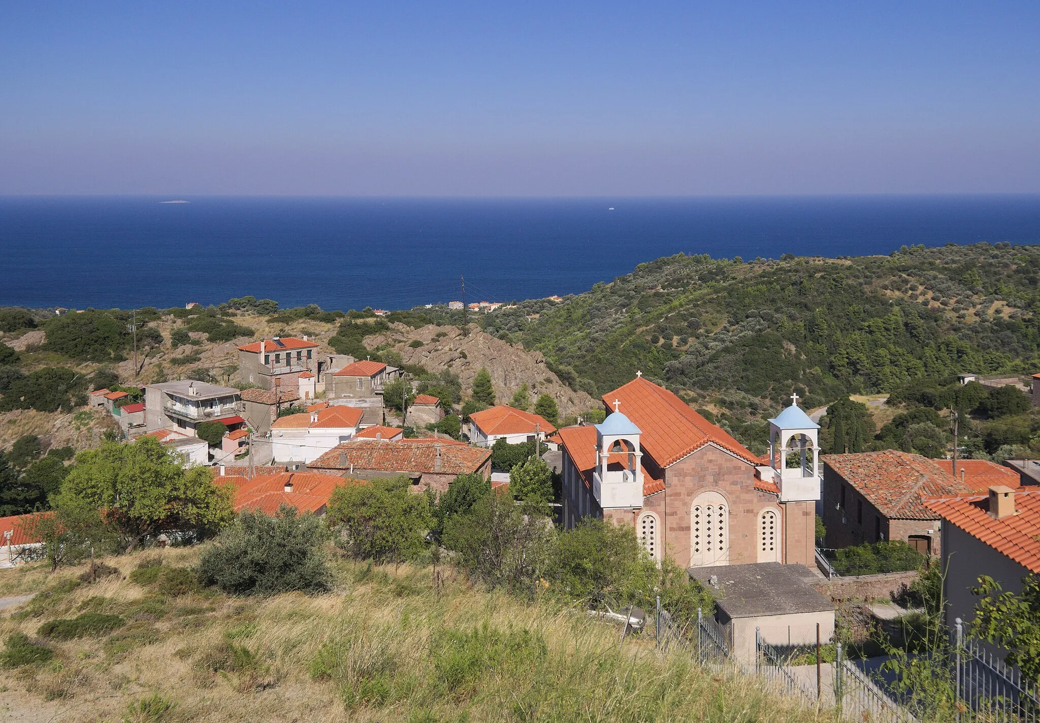 Photo showing: View of the village Potamia, Kymi-Aliveri from west.