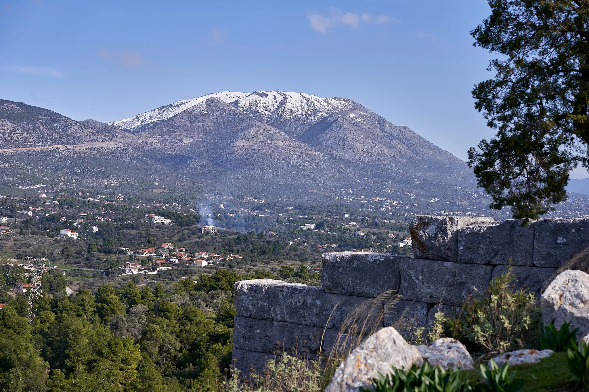 Photo showing: Mount Olympus (Euboea) from the ancient citadel of Eretria on January 16, 2020.