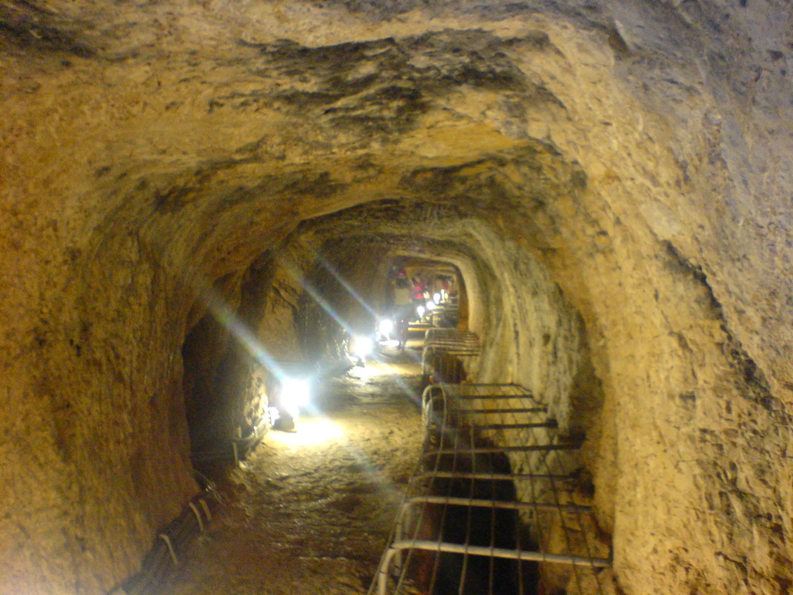 Photo showing: Inside the Tunnel of Eupalinos (Eupalinian aqueduct) in Samos, Greece