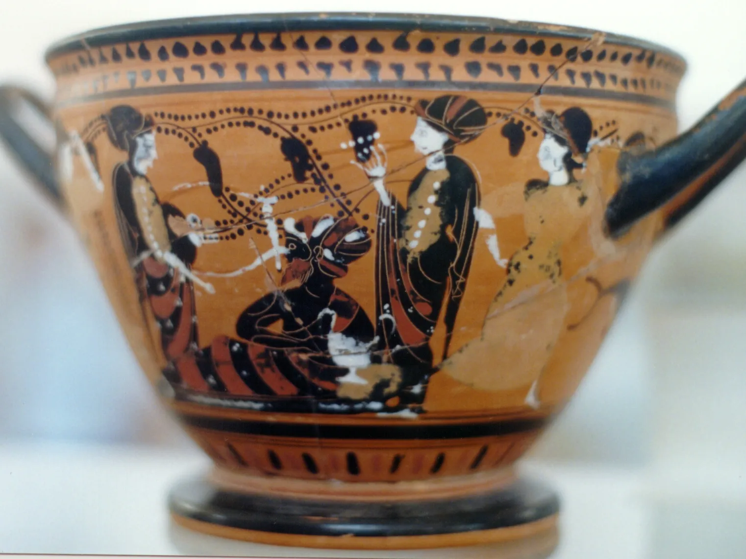 Photo showing: Black-figure skyphos. Dionysus with a turban among female musicians. Ritsona, 520-500 BC. Archaeological Museum of Thebes.
