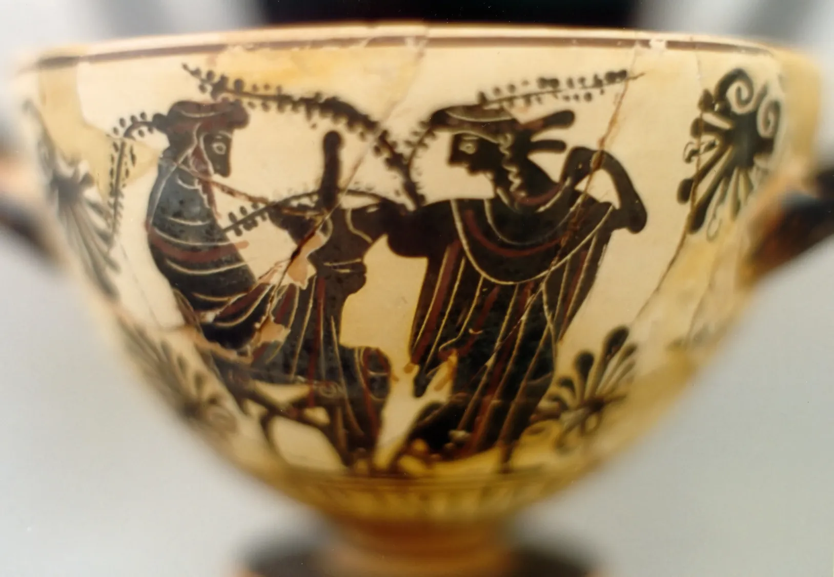 Photo showing: Black-figure skyphos. Dionysos and menade. God is holding a ritual vessel (rhyton), phallic cup. Ritsona, grave 18, around 500 BC. Archeologické muzeum v Thébách. Archaeological Museum of Thebes.