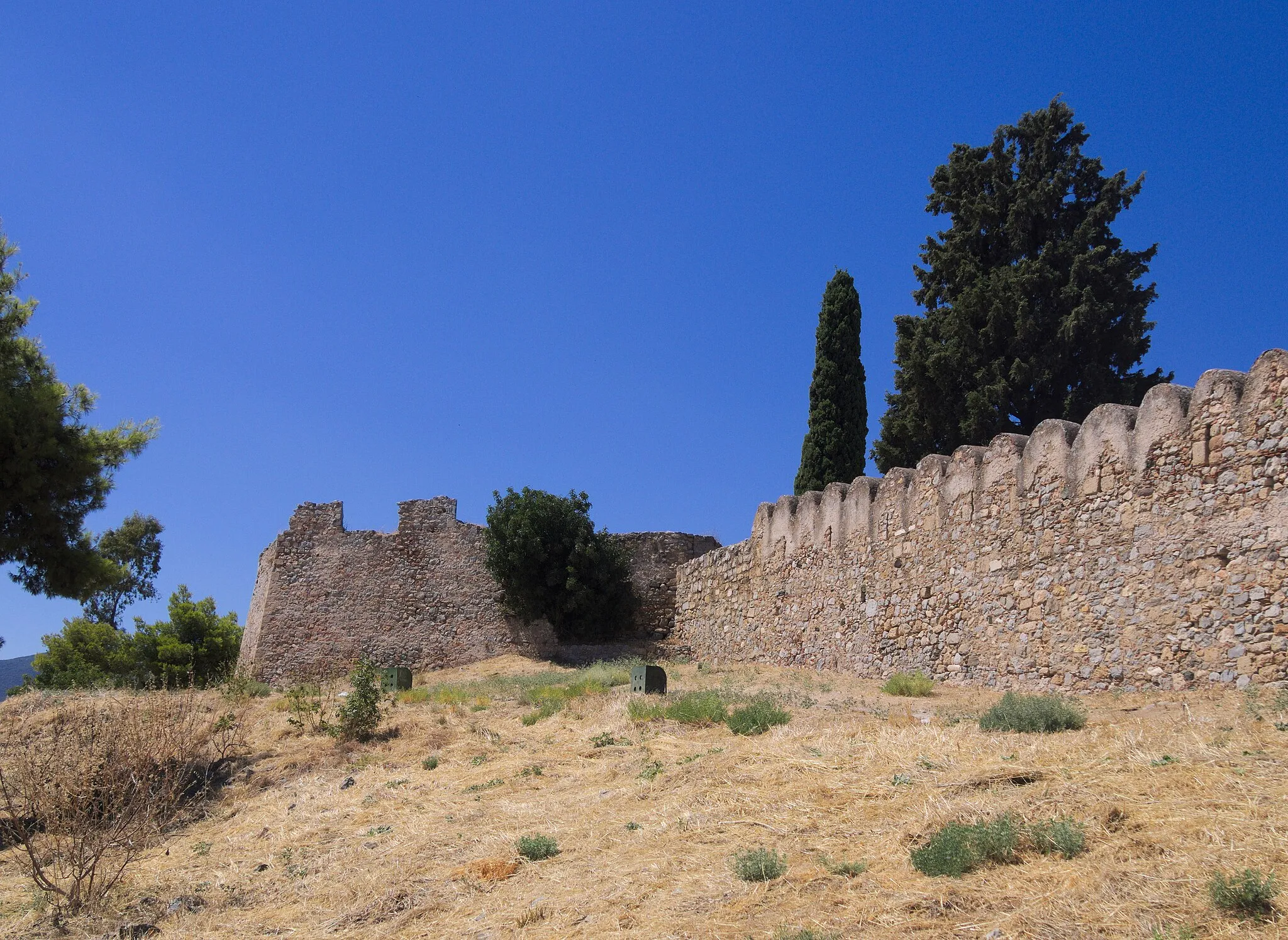 Photo showing: View of the south wall of Karababas castle, Chalkida, with a small bastion.