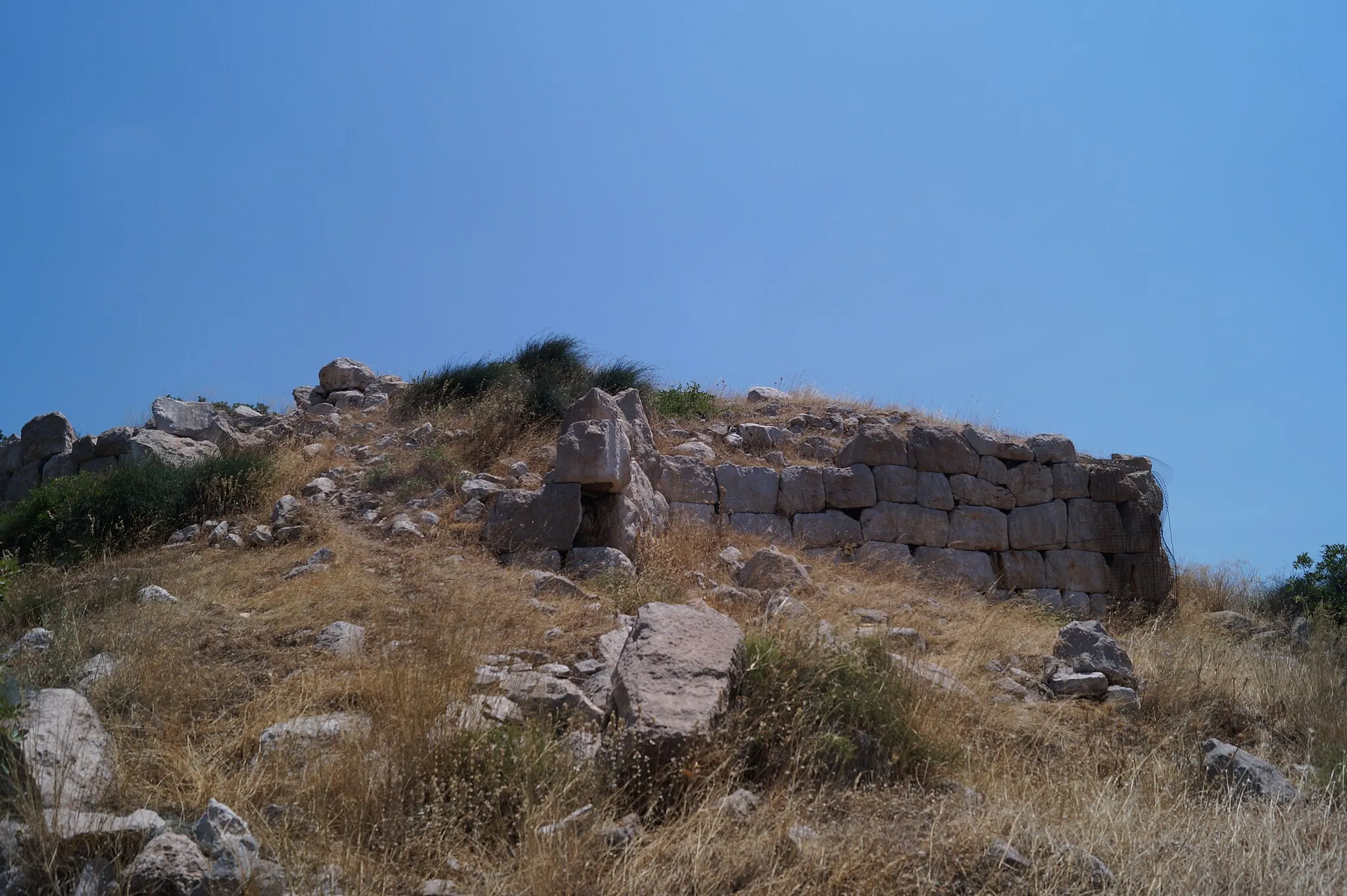 Photo showing: Medeon, Boeotia, Greece: Classical city wall on the north side of the Acropolis.