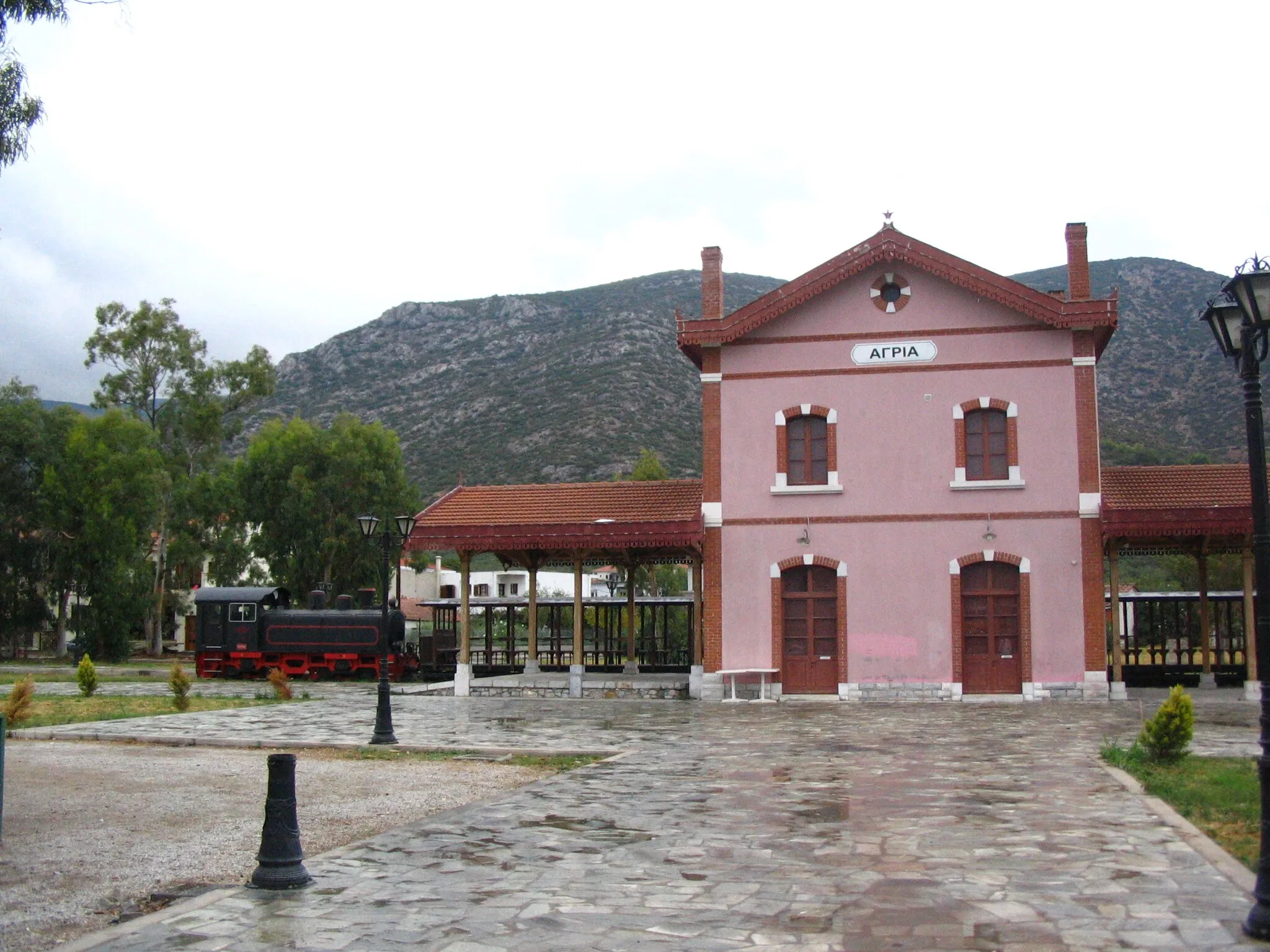 Photo showing: Станция туристической ж\д на полуострове Пилион, в пригороде Волоса, Греция