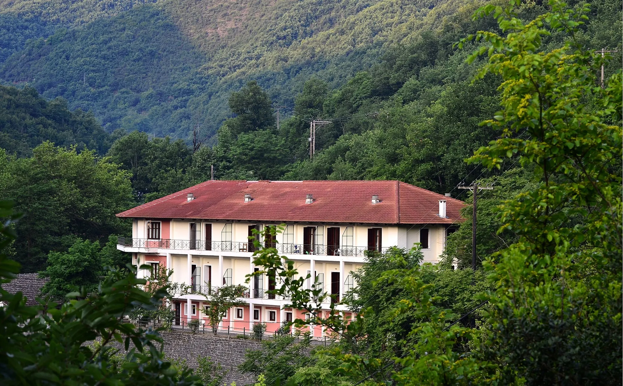 Photo showing: Λουτρά Σμοκόβου: Hotel Μετεωρα